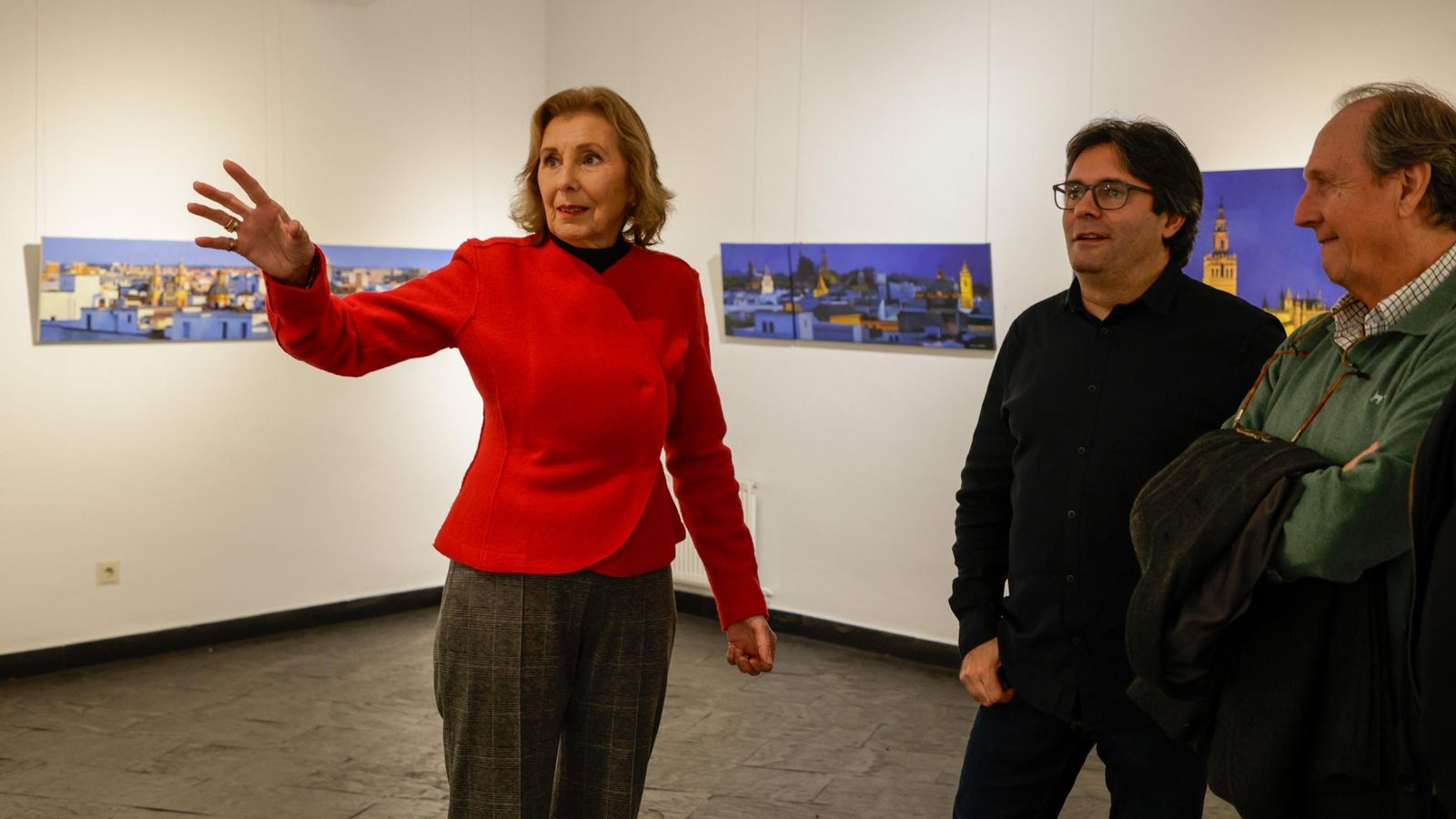 La galerista Magdalena Haurie muestra la colección junto al artista Cecilio Chaves (a su derecha).