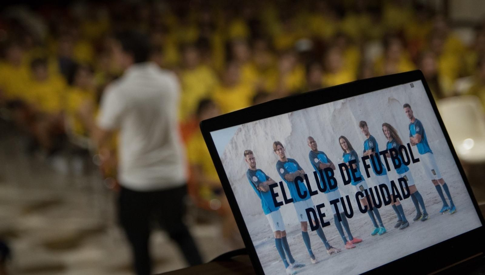Foto institucional con diferentes jugadores del club que estuvo presente en el Liceo Sagrado Corazón.