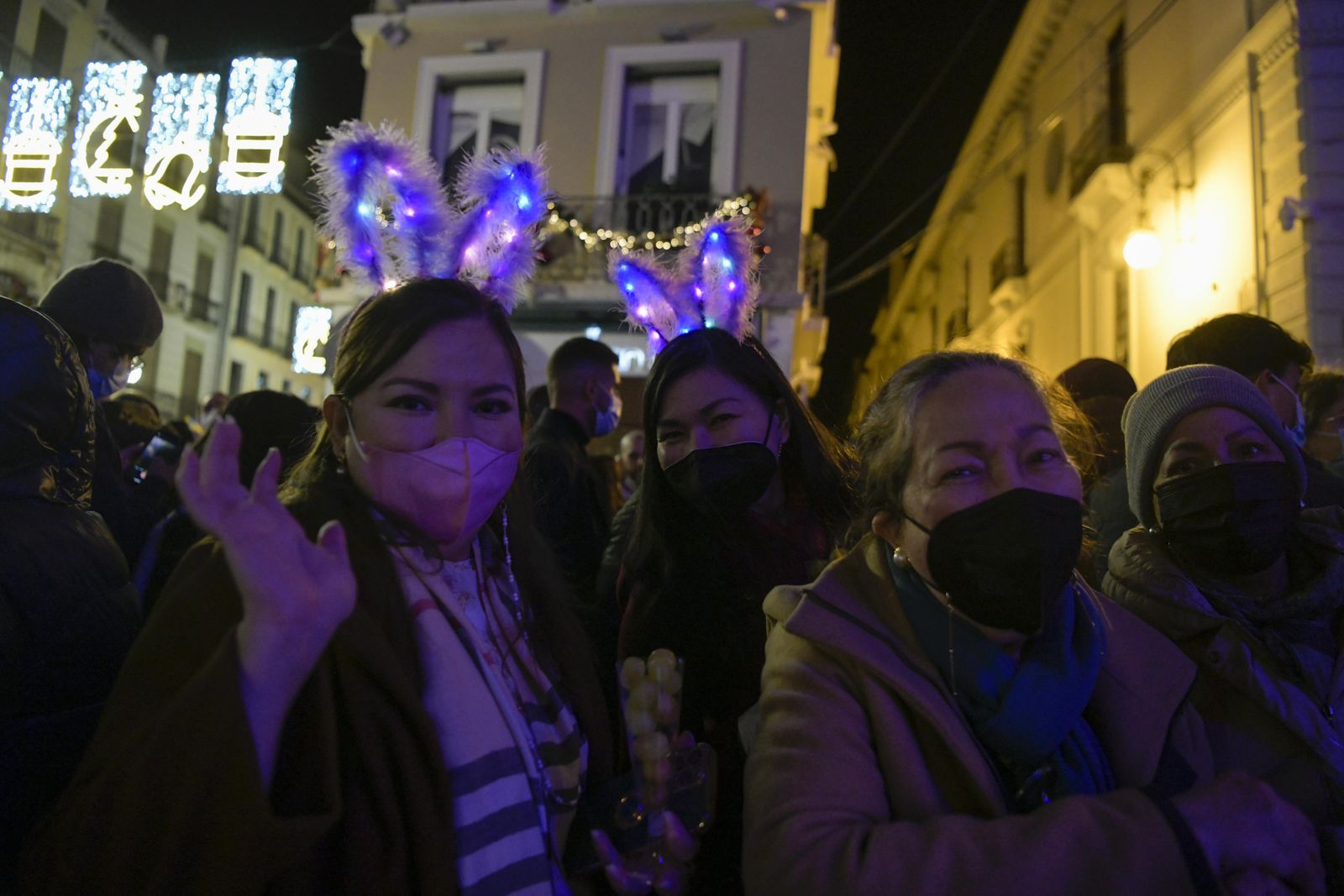 Así fue la Nochevieja 2021 en Granada, en imágenes: uvas en una Plaza del Carmen vallada y ambiente de fiesta en la calle