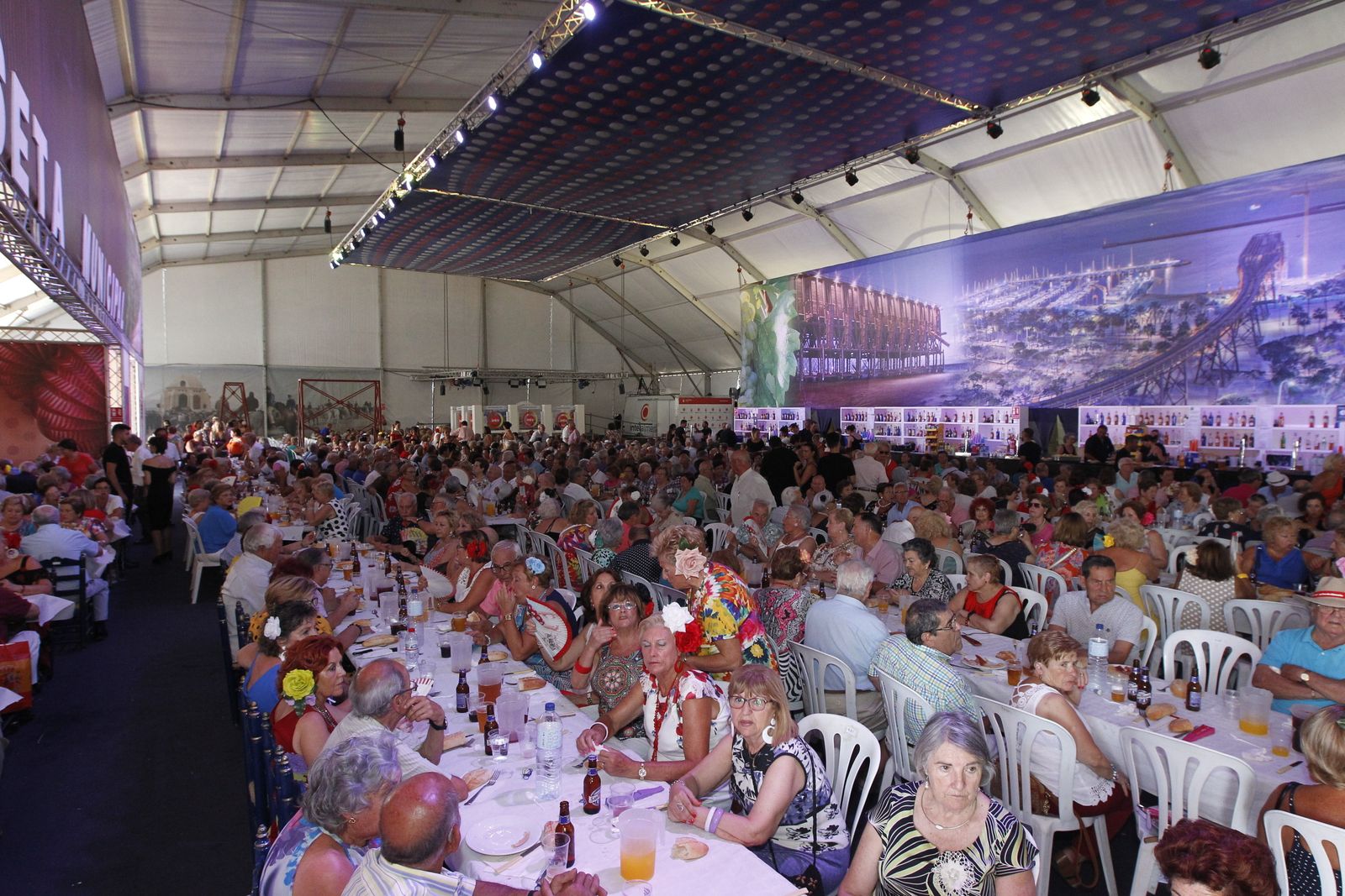 Fotogalería comida homenaje a los mayores. Feria de Almería 2019