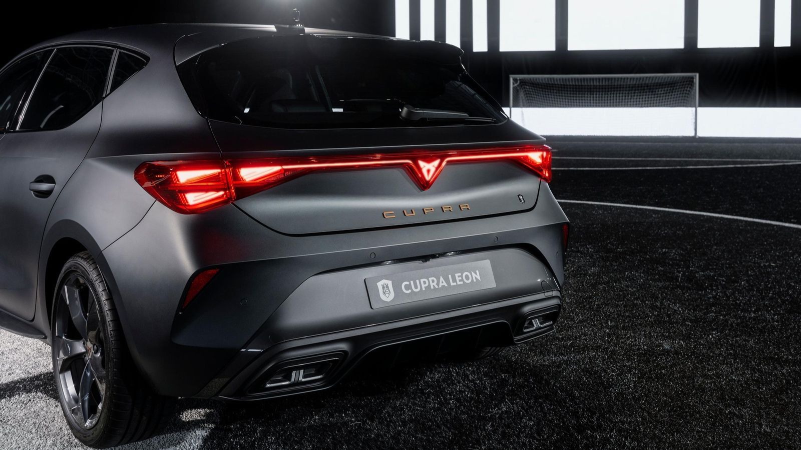 El logotipo de la competición aparece tanto en el pilar central como en el portón trasero de la carrocería, siempre de cinco puertas.