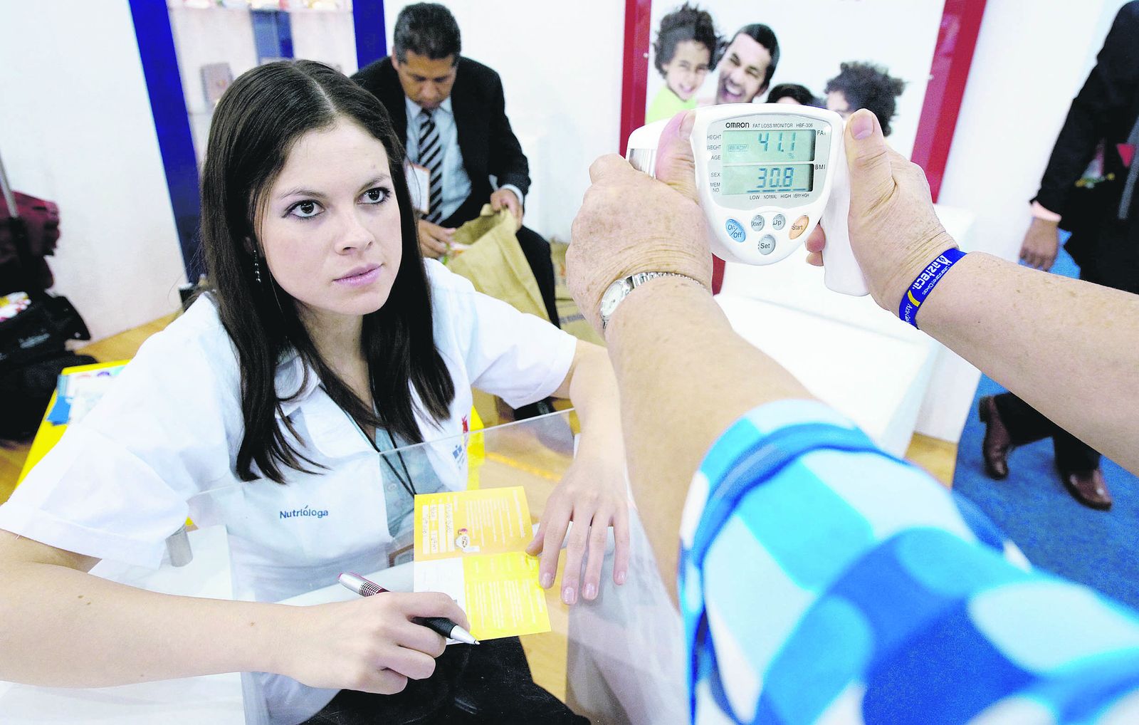 Realización de una prueba de Índice de Masa Corporal en una campaña de preveción.