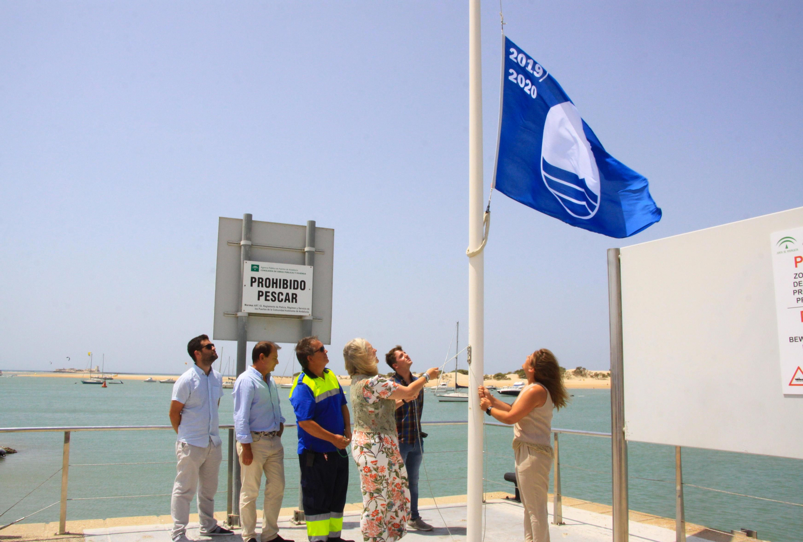 Colocación de la bandera azul en el puerto de Sancti Petri el pasado año.