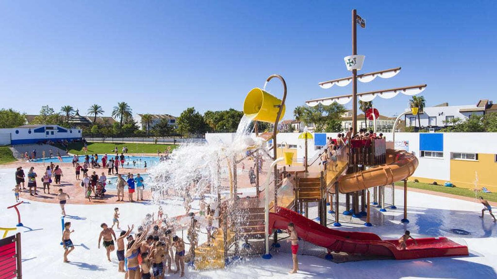 Jóvenes jugando en la carabela del Parque Acuático
