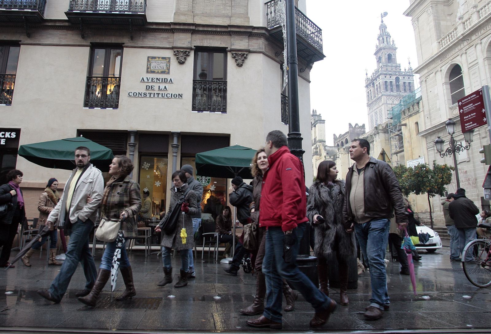 El edificio de la Punta del Diamante, con la Giralda al fondo