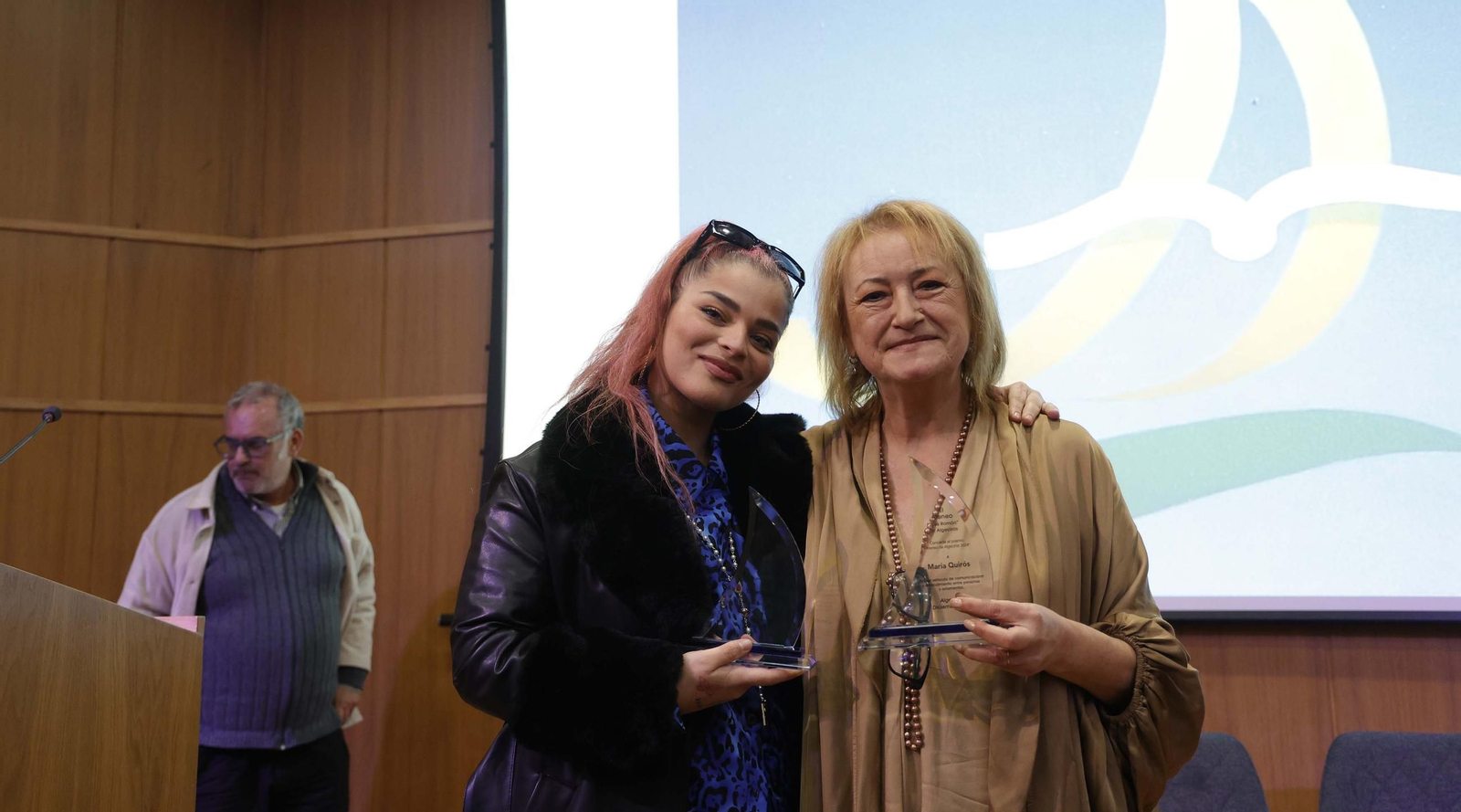 Fotos de la entrega de los premios del Ateneo de Algeciras a María Quiros y Tatiana Delalvz