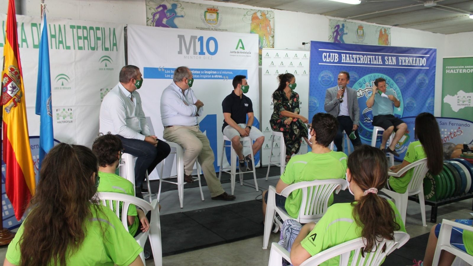 Representantes de la Junta y del Ayuntamiento, junto a Josué Brachi en las instalaciones del campo de hockey Pablo Negre.