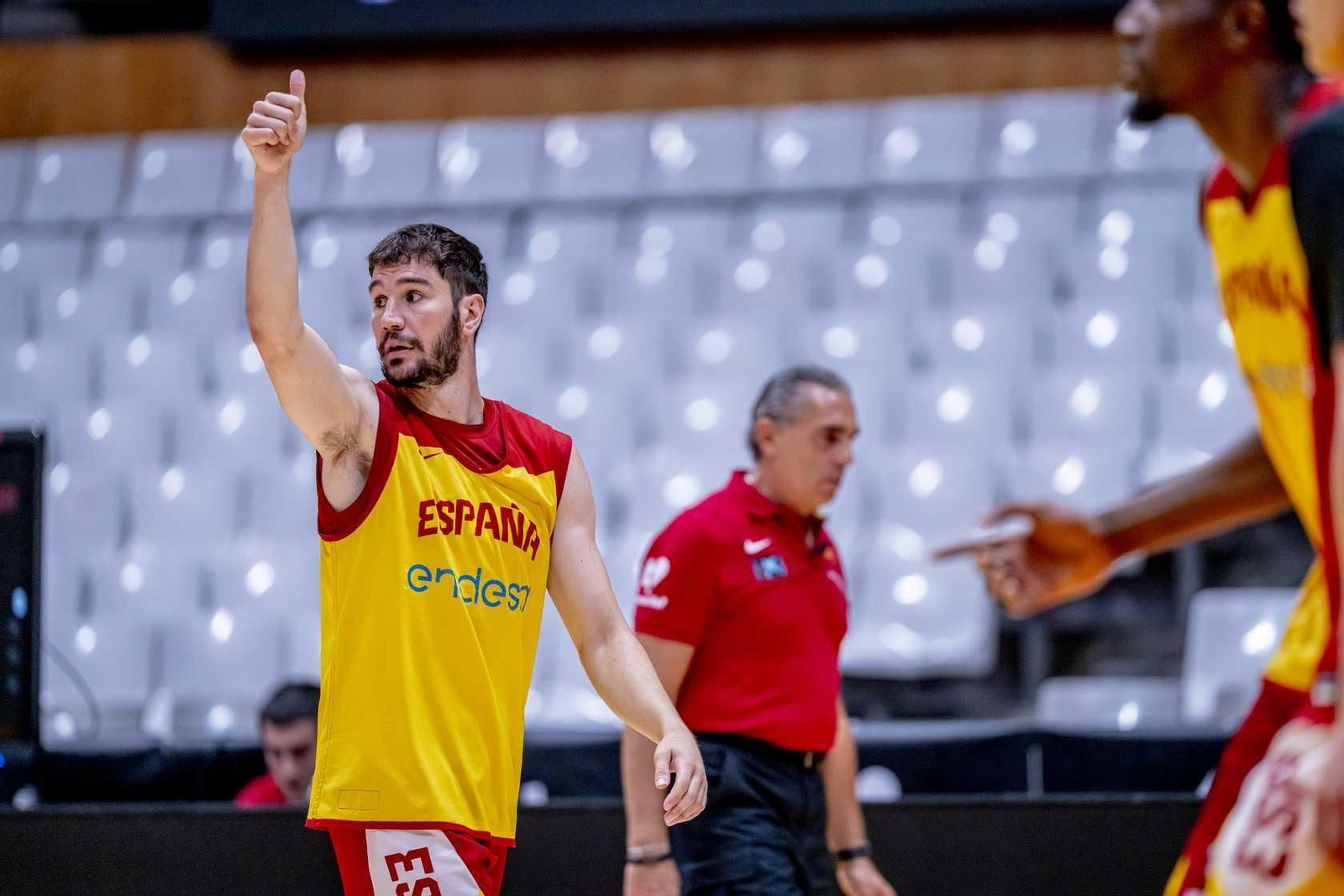España se entrena en el Olímpic de Badalona con Alberto Díaz de espectador