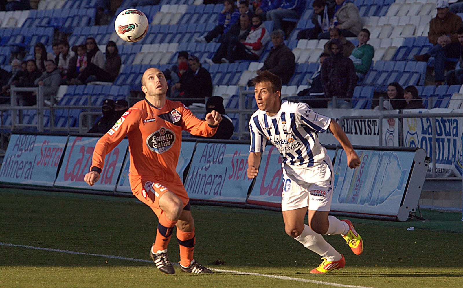 Aitor pugna por un balón en el partido con el Dépor, de la temporada 11/12.