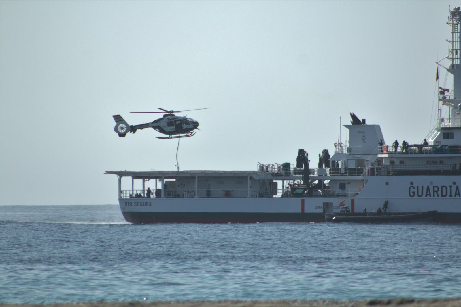 Paracaidistas, aviones y persecuciones marítimo-terrestres, los ensayos de las Fuerzas Armadas en Motril, en imágenes