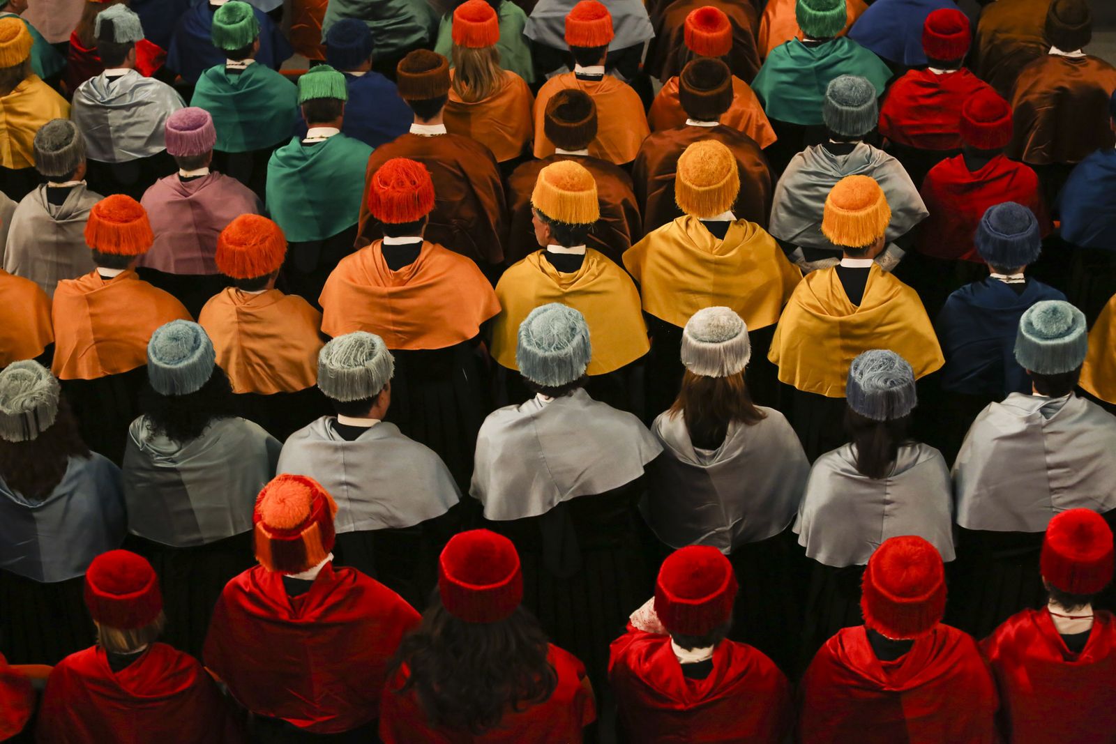 Doctores con la toga y el birrete durante el acto inaugural de un curso.