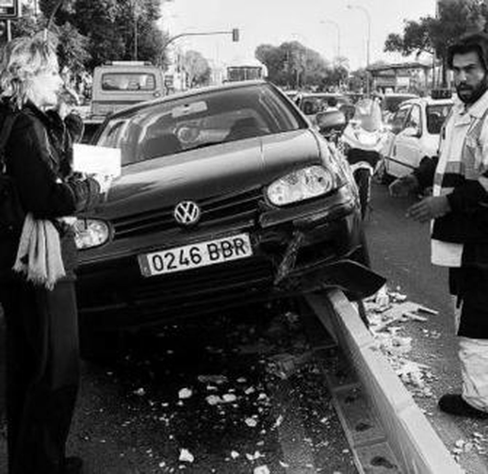 Un autobús de la EMT circula por su carril junto a los separadors azules.