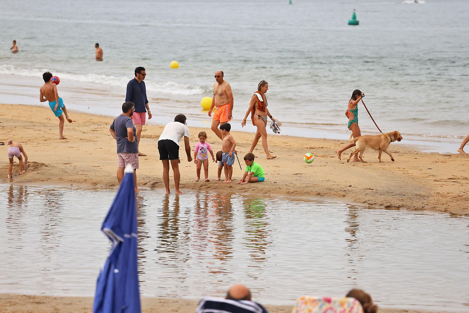 Imágenes del ambiente en las playas de Huelva en la mañana de domingo