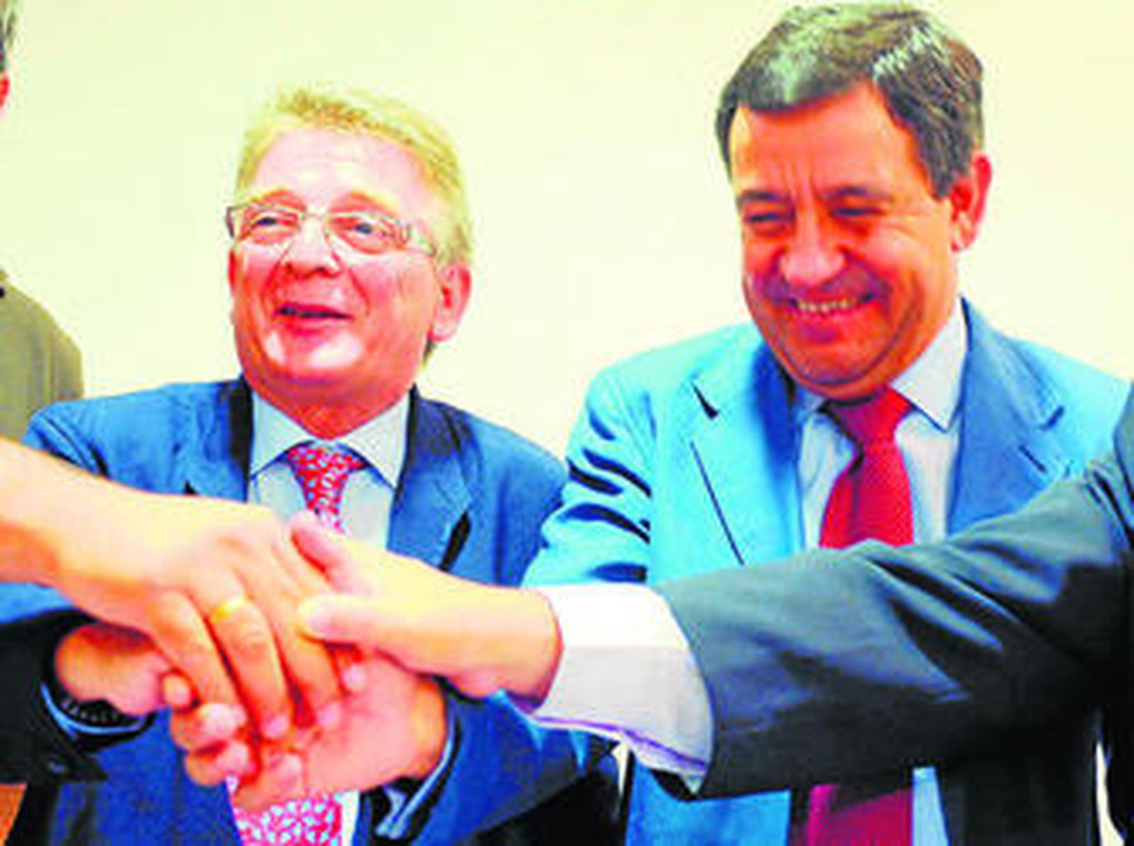 González Cabaña, junto a José Loaiza (PP), en una imagen de archivo.