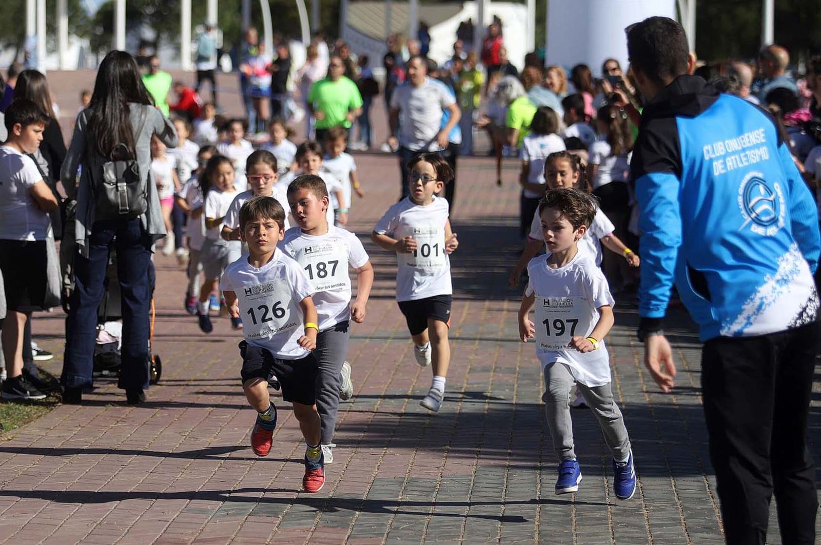 Imágenes de la carrera infantil previa a la "10K Puerta del Descubrimiento"