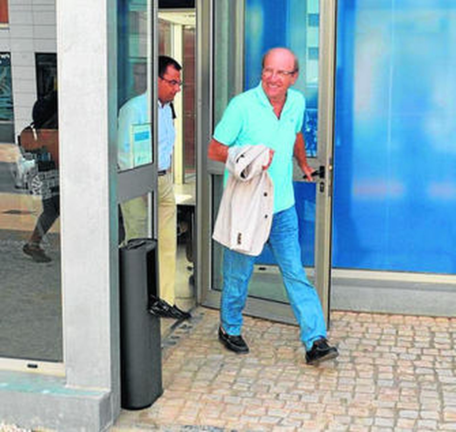 El alcalde de la ciudad, Pedro Rodríguez, acompañado del concejal Ángel Sánchez, abandona el centro Puerta del Atlántico.