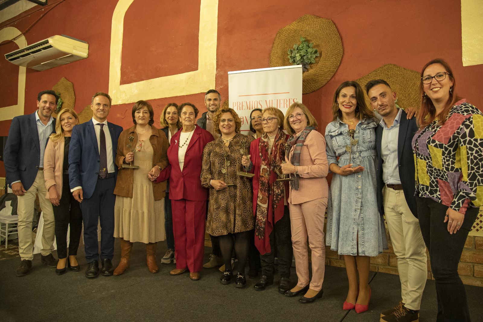 Una imagen de las mujeres premiadas con dirigentes y militantes del PSOE.