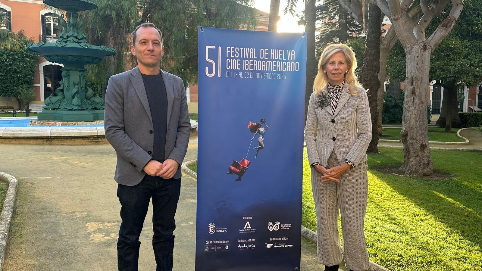 El director del Festival de Huelva de Cine Iberoamericano, Manuel H. Martín, y la subdelegada del Gobierno en Huelva, María José Rico.