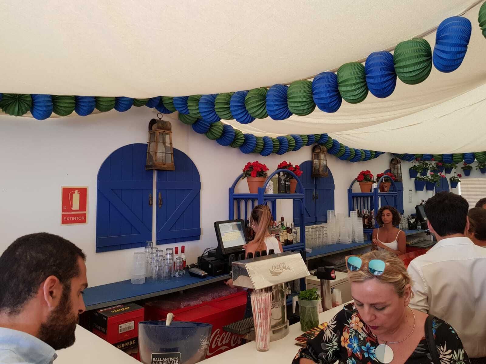 En el interior predominaban los colores verdes y azules.