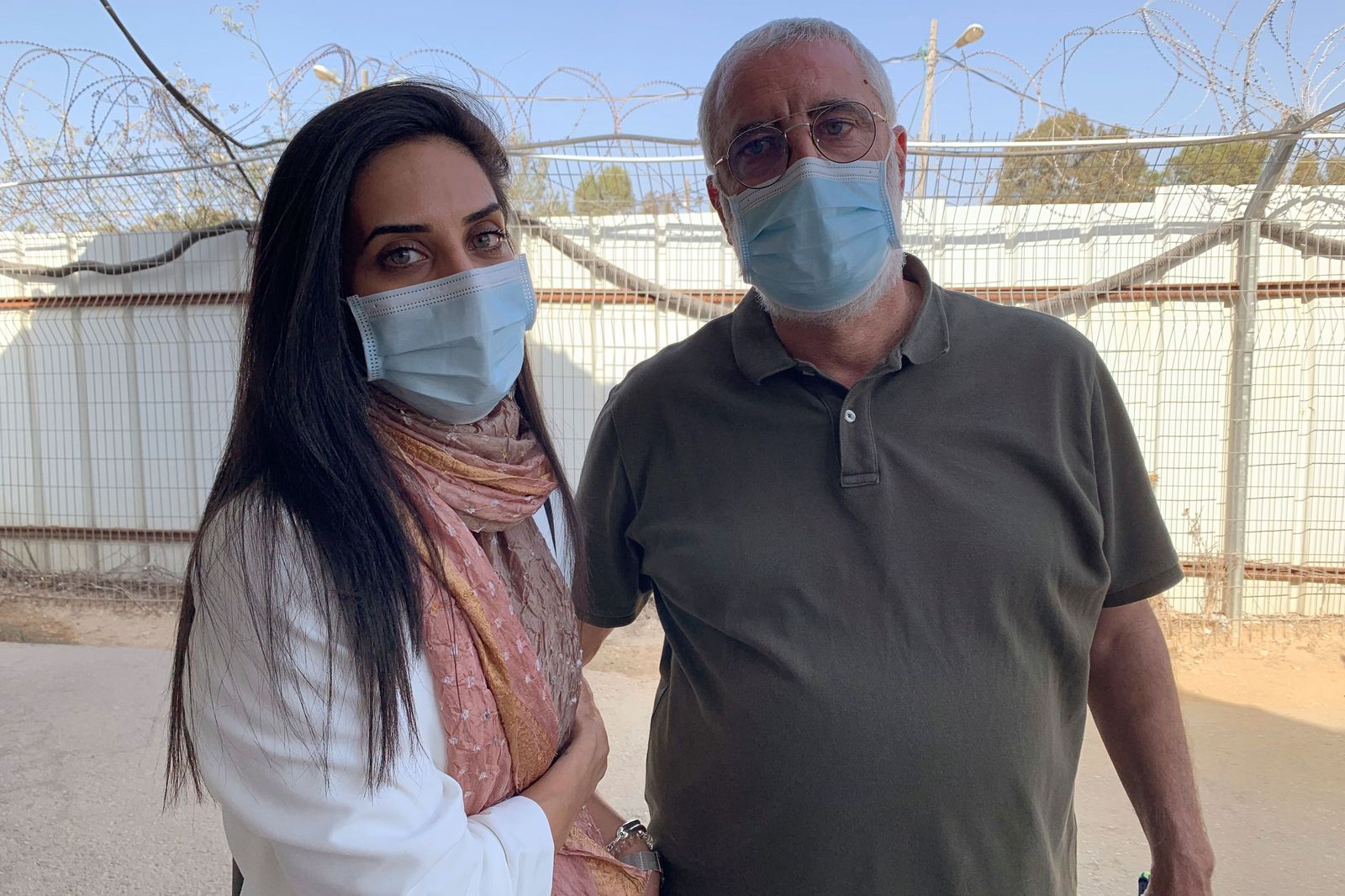 Juan y María Rishmawi, esposo e hija de la trabajadora humanitaria española Juana Ruiz, en el tribunal de la prisión militar de Ofer.