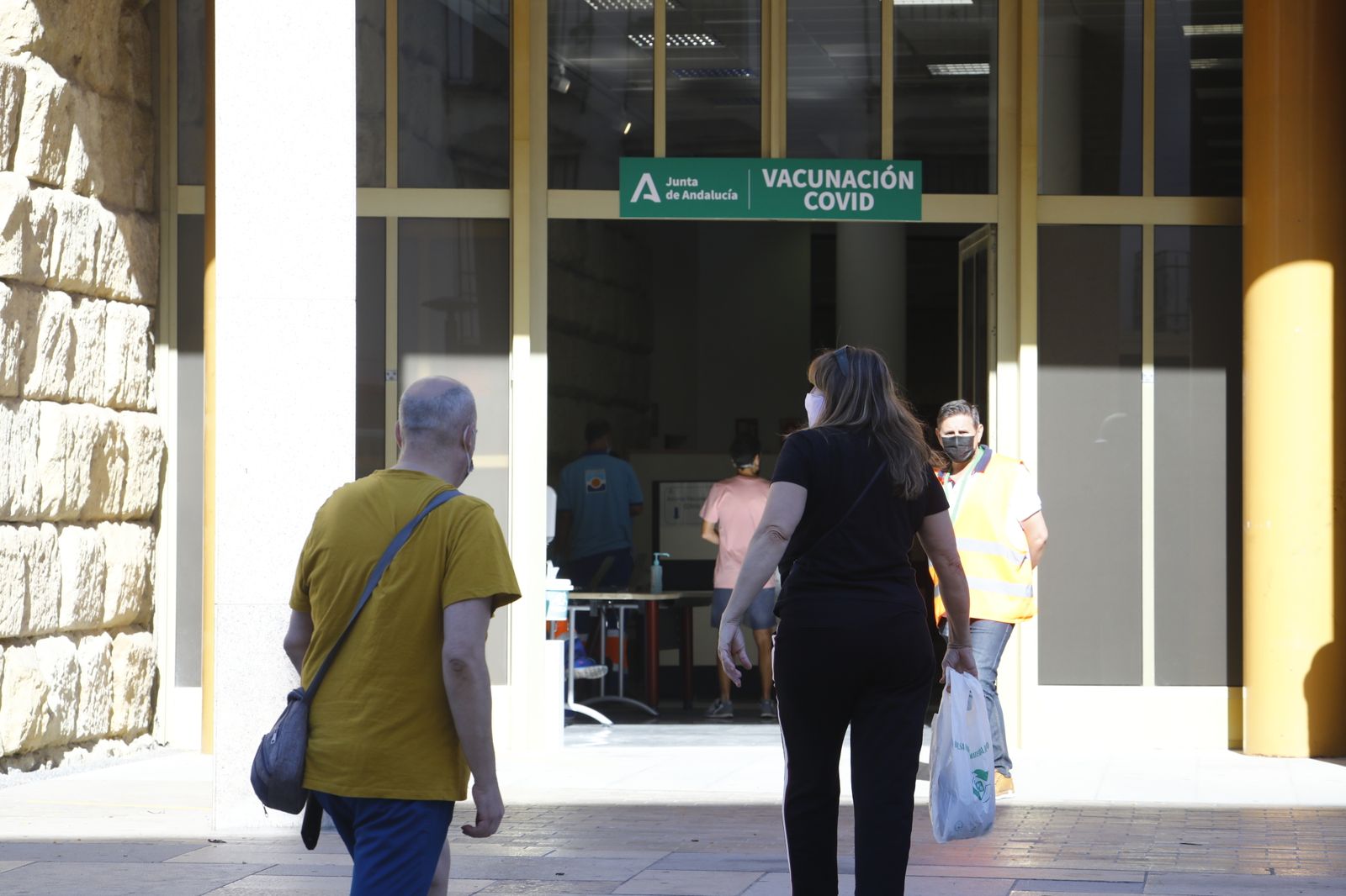 La vacunación contra el coronavirus en el Ayuntamiento de Córdoba, en imágenes