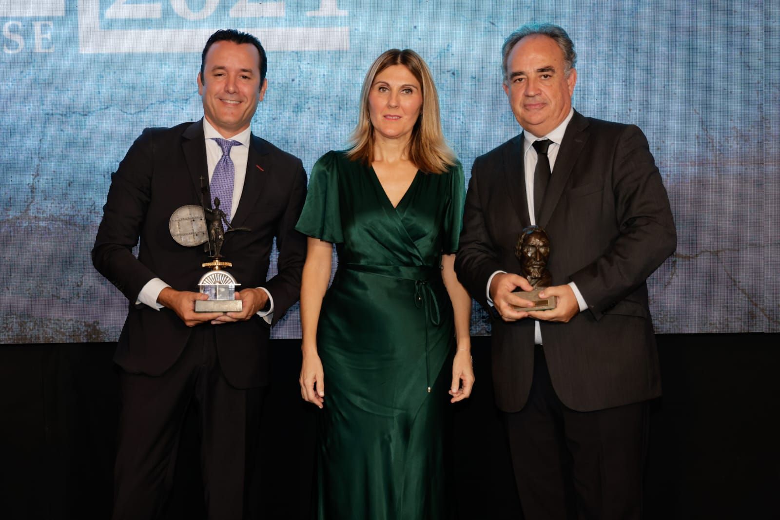 La decana Ana Jáuregui flanqueada por Juanma Blanco Poley (RTVA) y Manuel Romero (Emasesa).