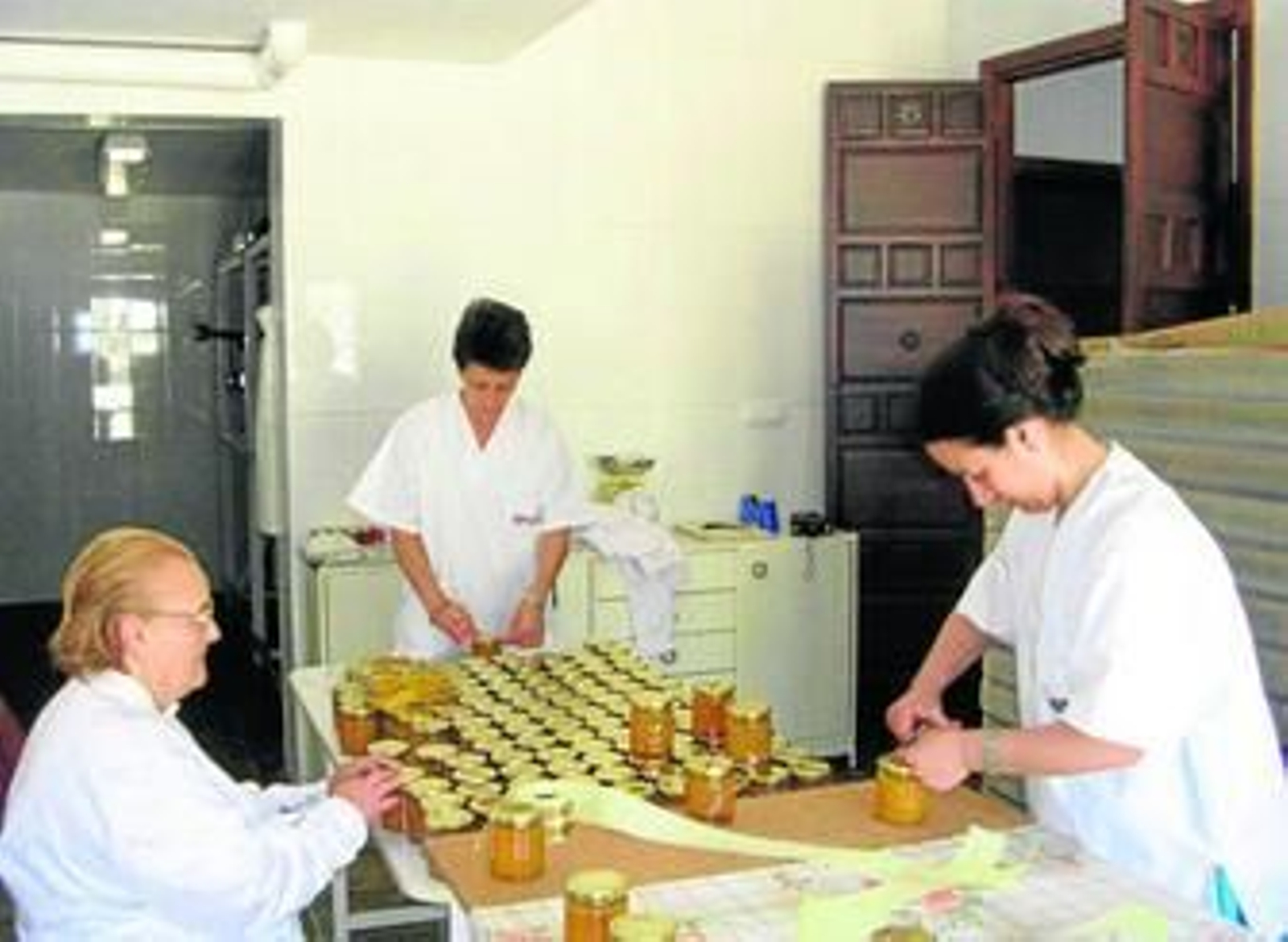 Un instante del etiquetado de los botes, el remate final de un procedimiento cuidado hasta el más mínimo detalle con esmero y profesionalidad.