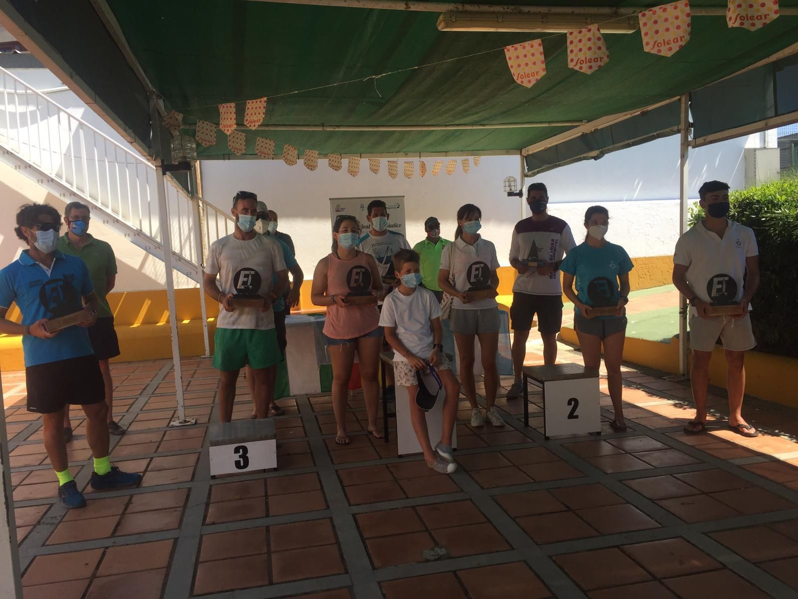 Los galardonados, con sus respectivos trofeos, este domingo en La Línea