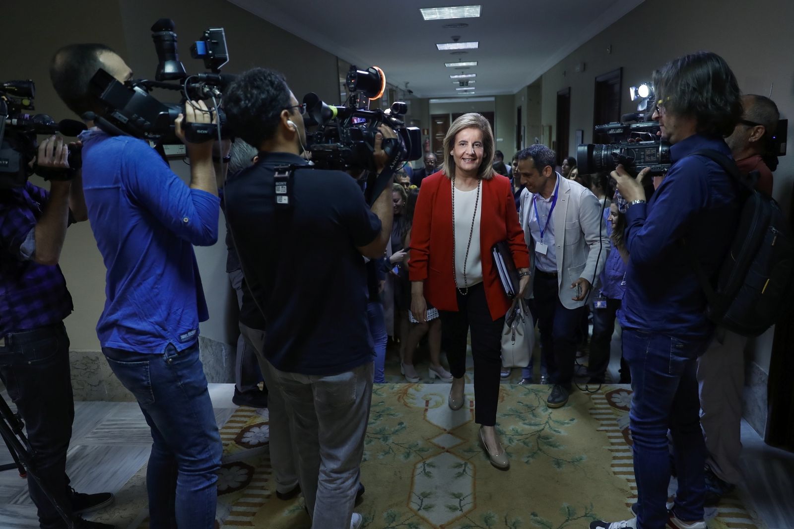 La ministra de Empleo, Fátima Báñez, antes de comparecer ayer en el Congreso.