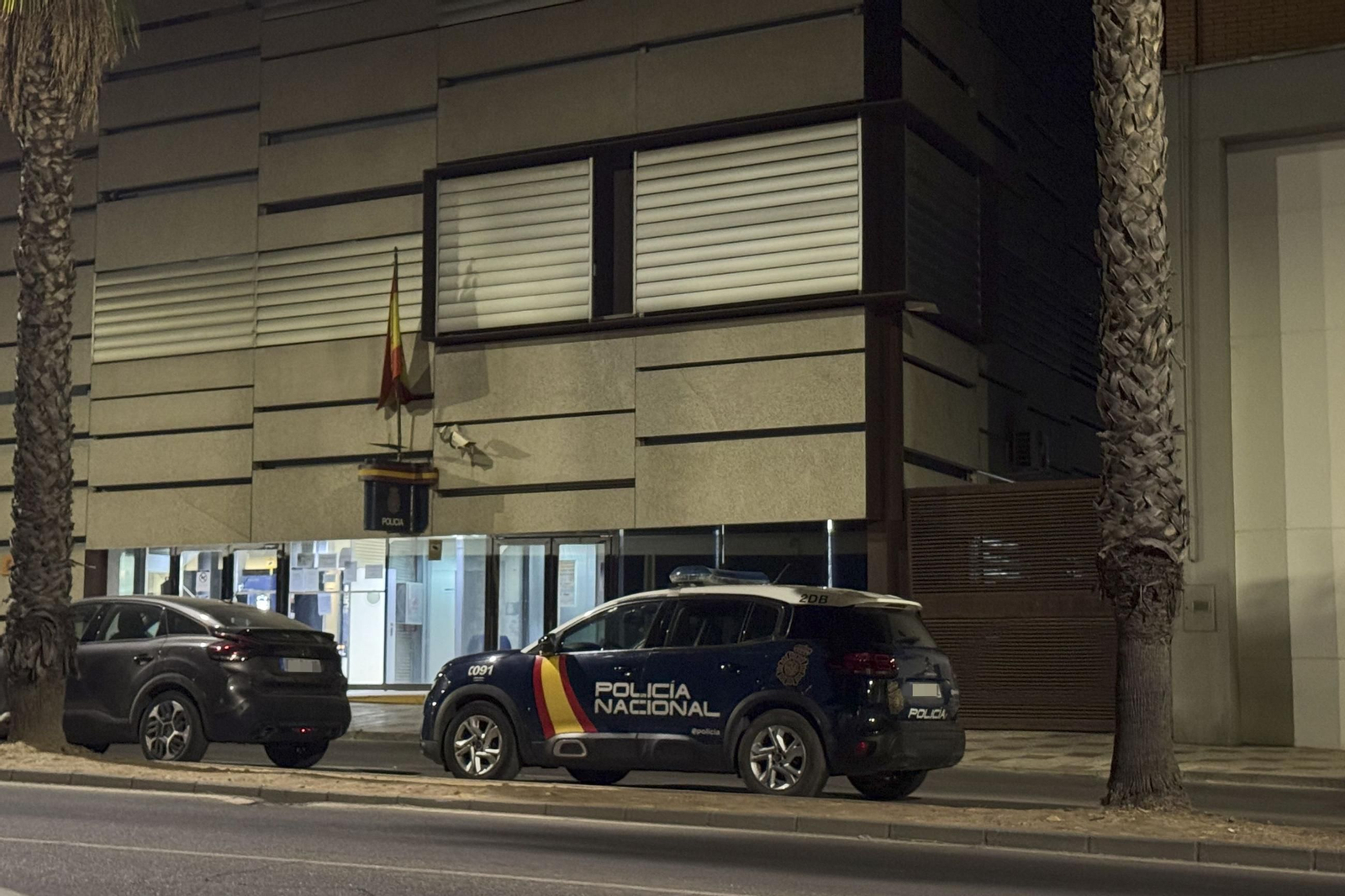 Dotaciones policiales frente a la comisaría de Don Benito (Badajoz).
