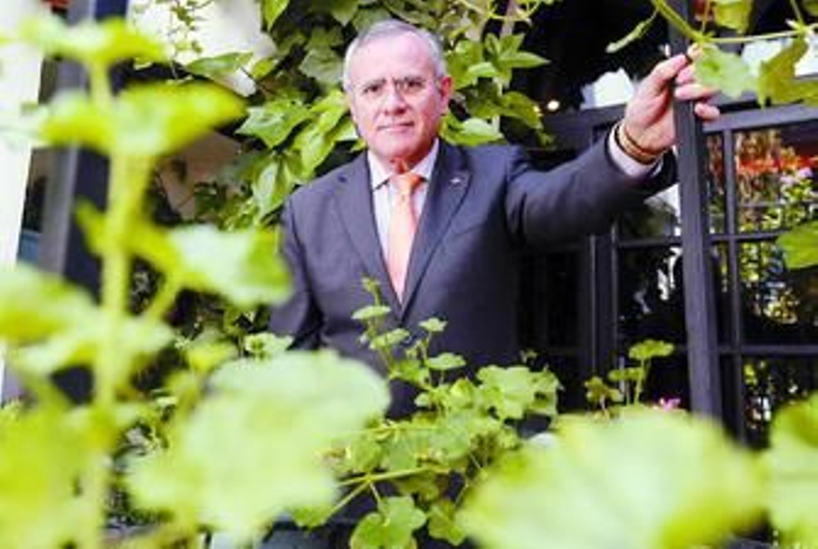 Juan Villalba en uno de los patios de Bodegas Campos.