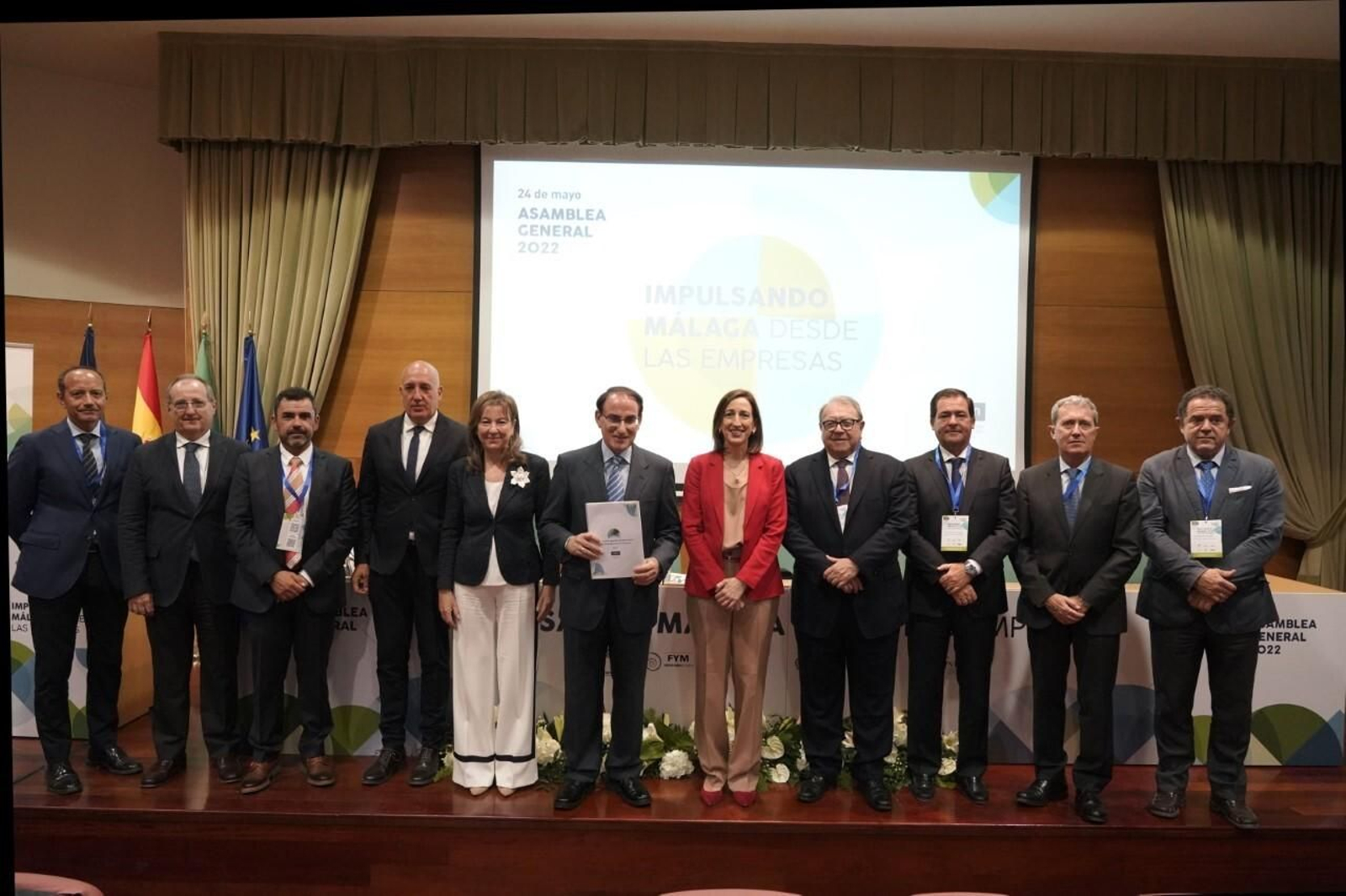 Javier González de Lara y Natalia Sánchez, entre otros, con el informe presentado por los empresarios malagueños Javier González de Lara y Natalia Sánchez, entre otros, con el informe presentado por los empresarios malagueños