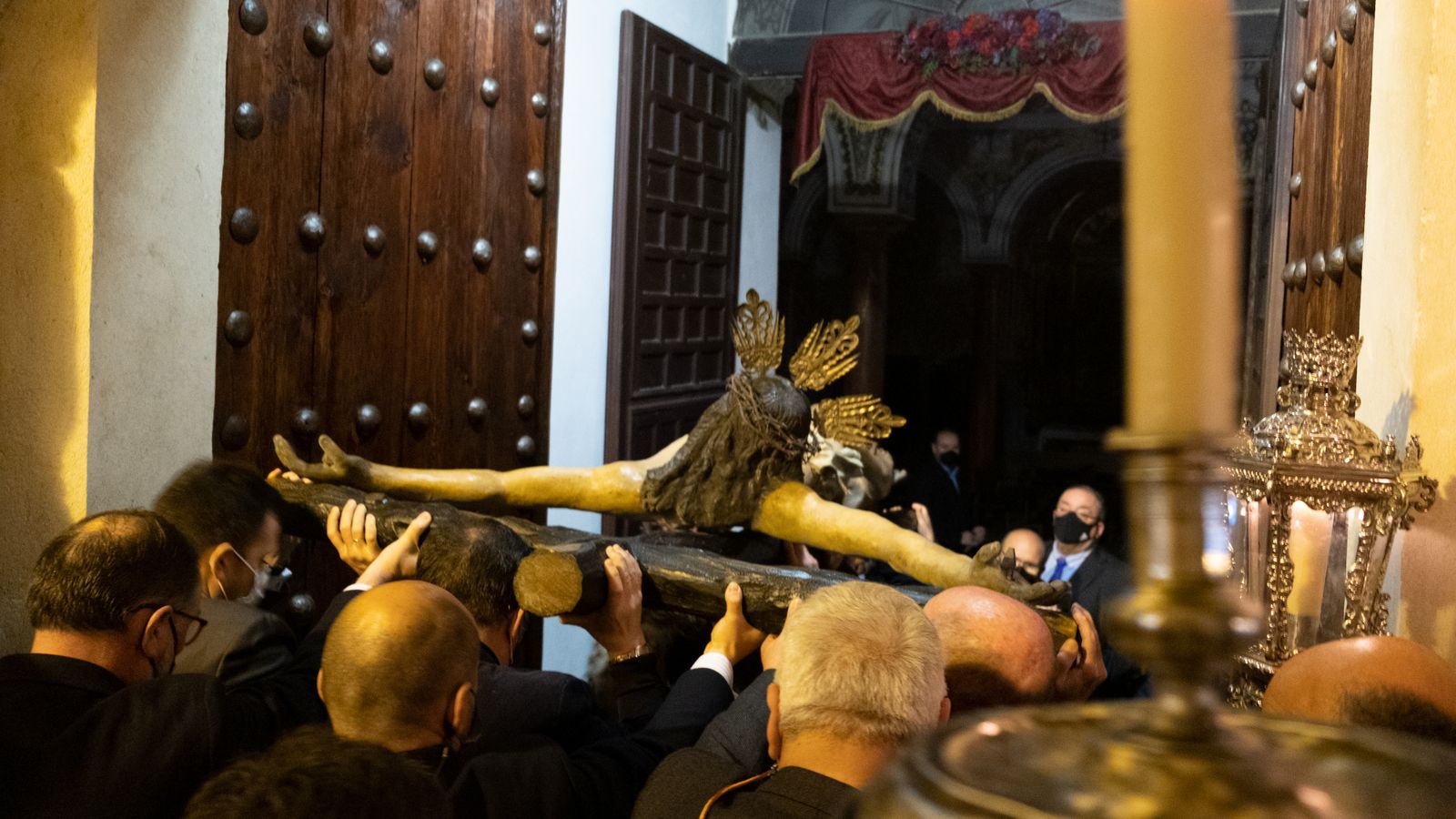 El vía crucis con el Cristo del Mandato, en imágenes