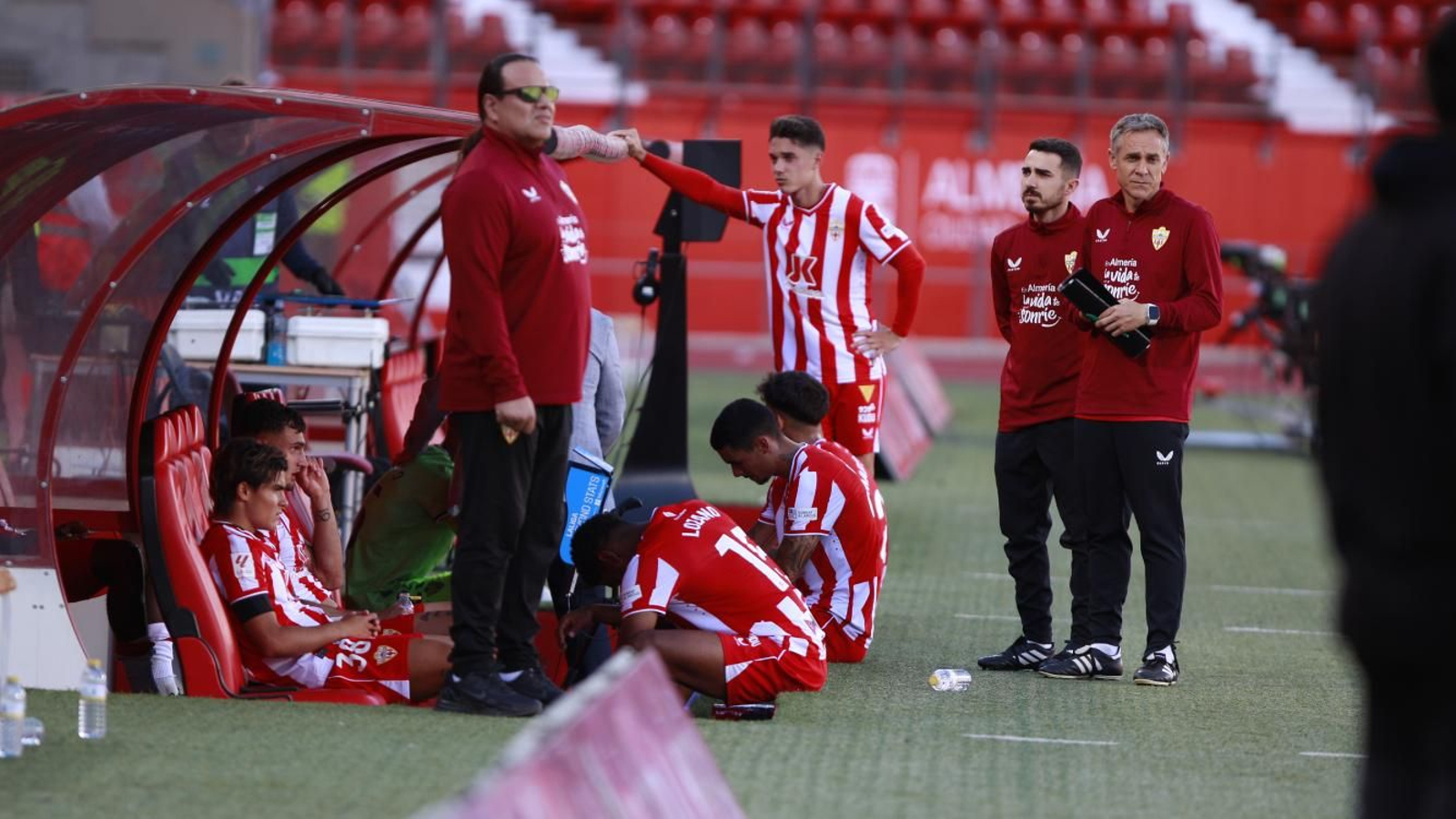 Los futbolistas rojiblancos, cabizbajos en el banquillo tras la finalización del encuentro.
