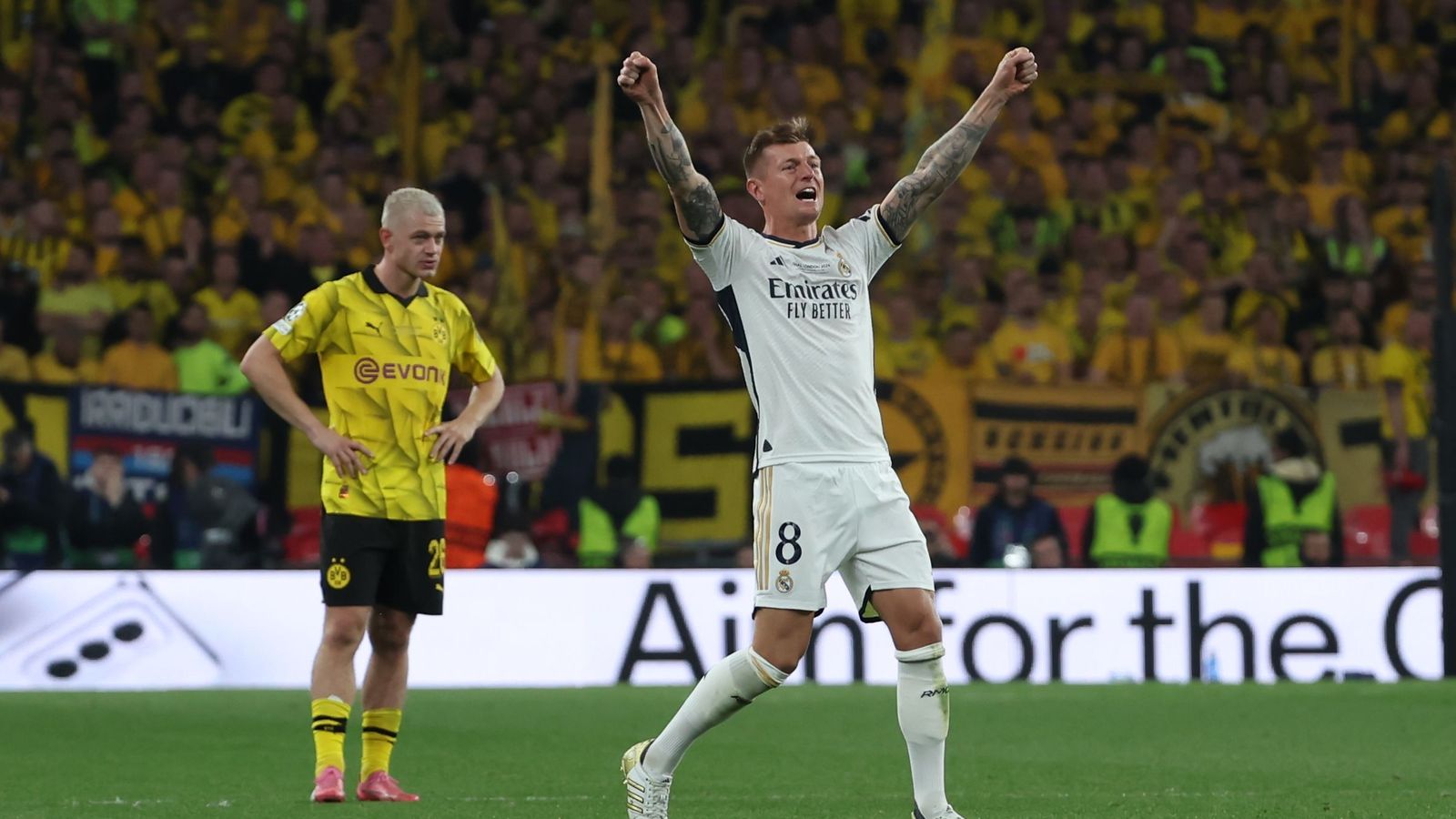 Toni Kroos se despide del Real Madrid ya con el marcador a favor.
