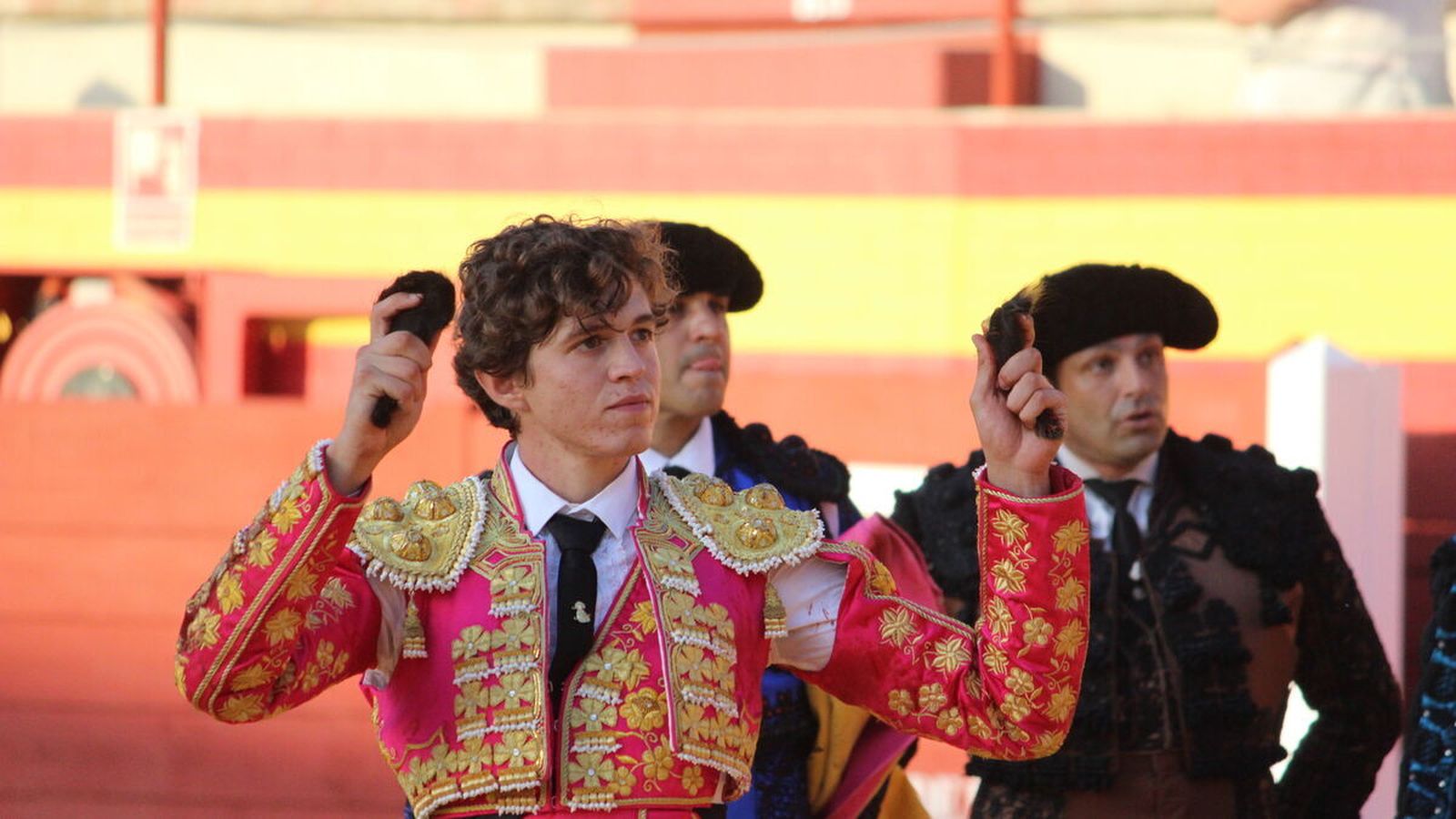 Jorge Martínez pasea las dos orejas en Palos de la Frontera.