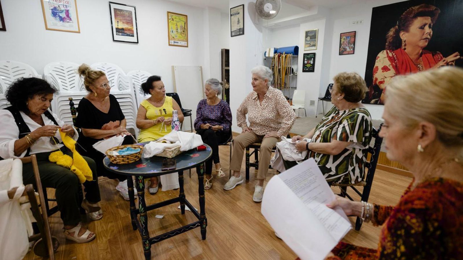 Las actrices y directora de la obra de teatro sobre los patios de vecinos de Santa María, en un ensayo en la sede de la entidad vecinal.