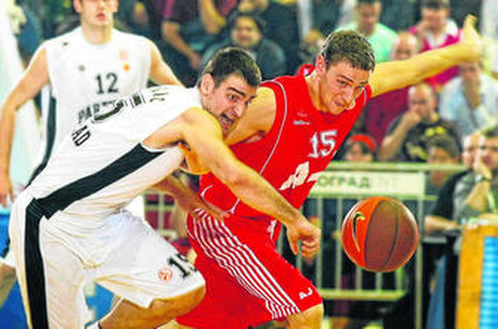 Katelynas (derecha) puja con Vitkovac durante un encuentro entre el Armani Jeans Milán y el Partizán.