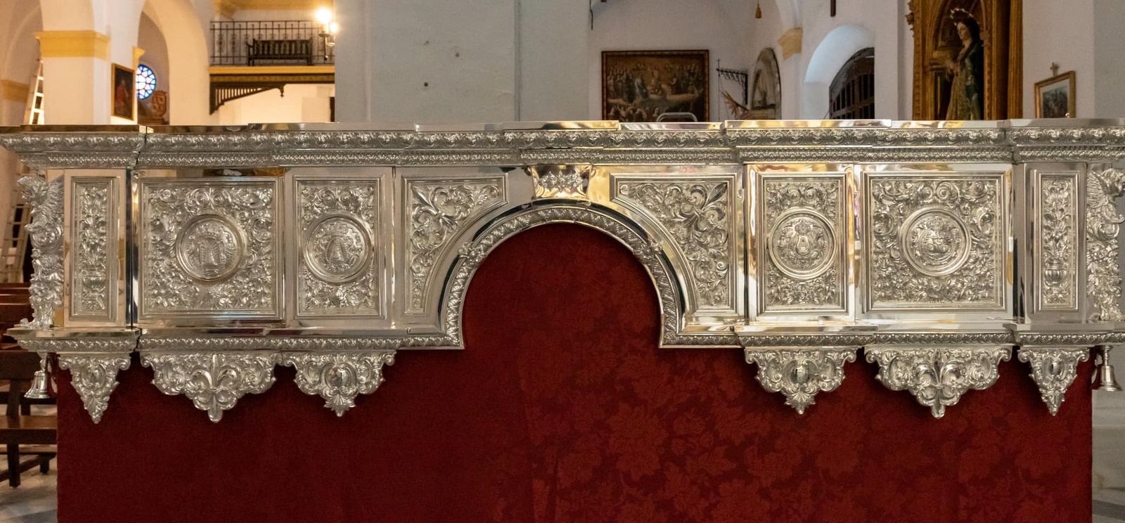 Los espectaculares nuevos faldones de la Carreta de Plata de la Hermandad del Rocío de Villamanrique