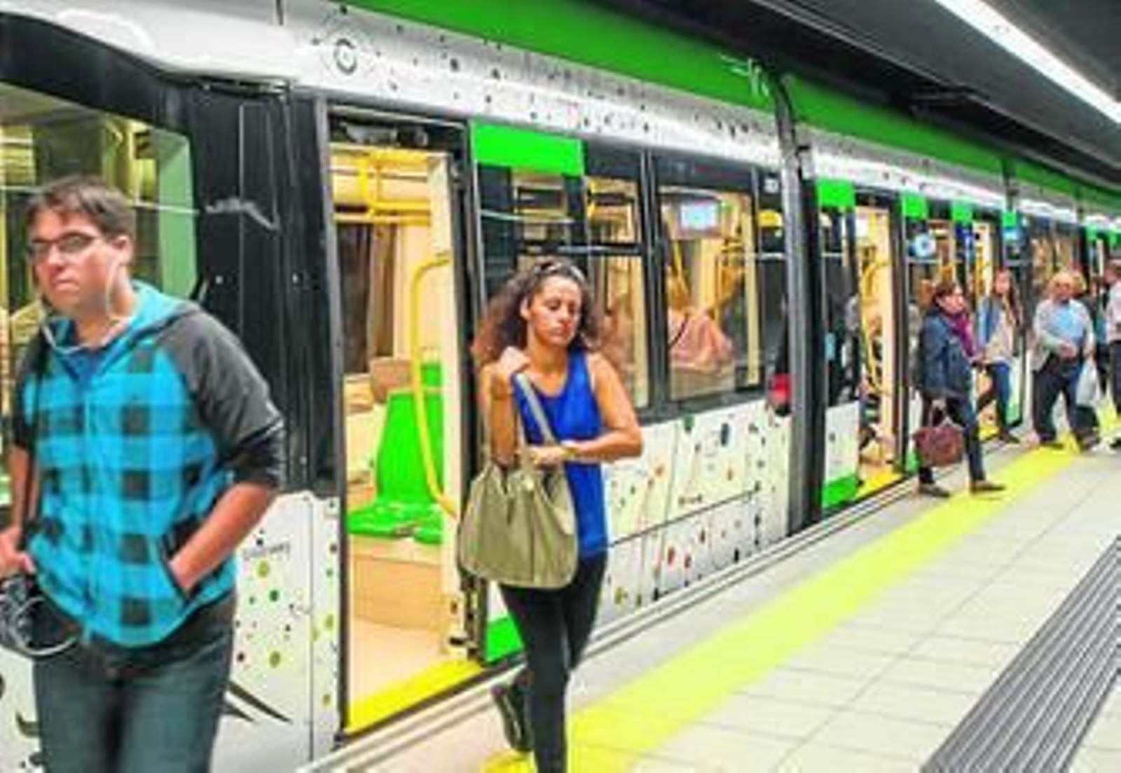 Usuarios del Metro de Málaga.