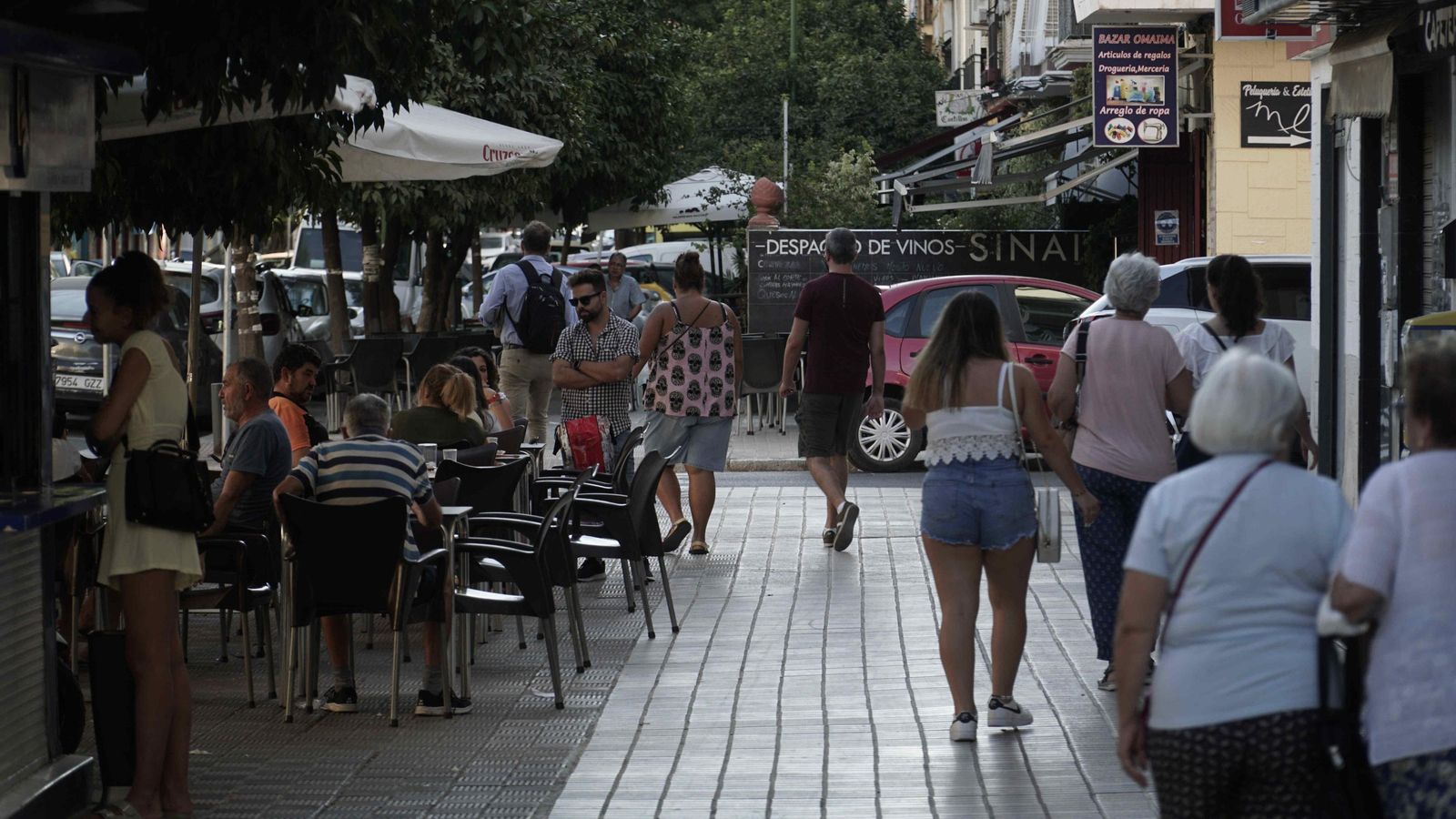 Varias personas caminan por una de las aceras de la calle Sinaí.
