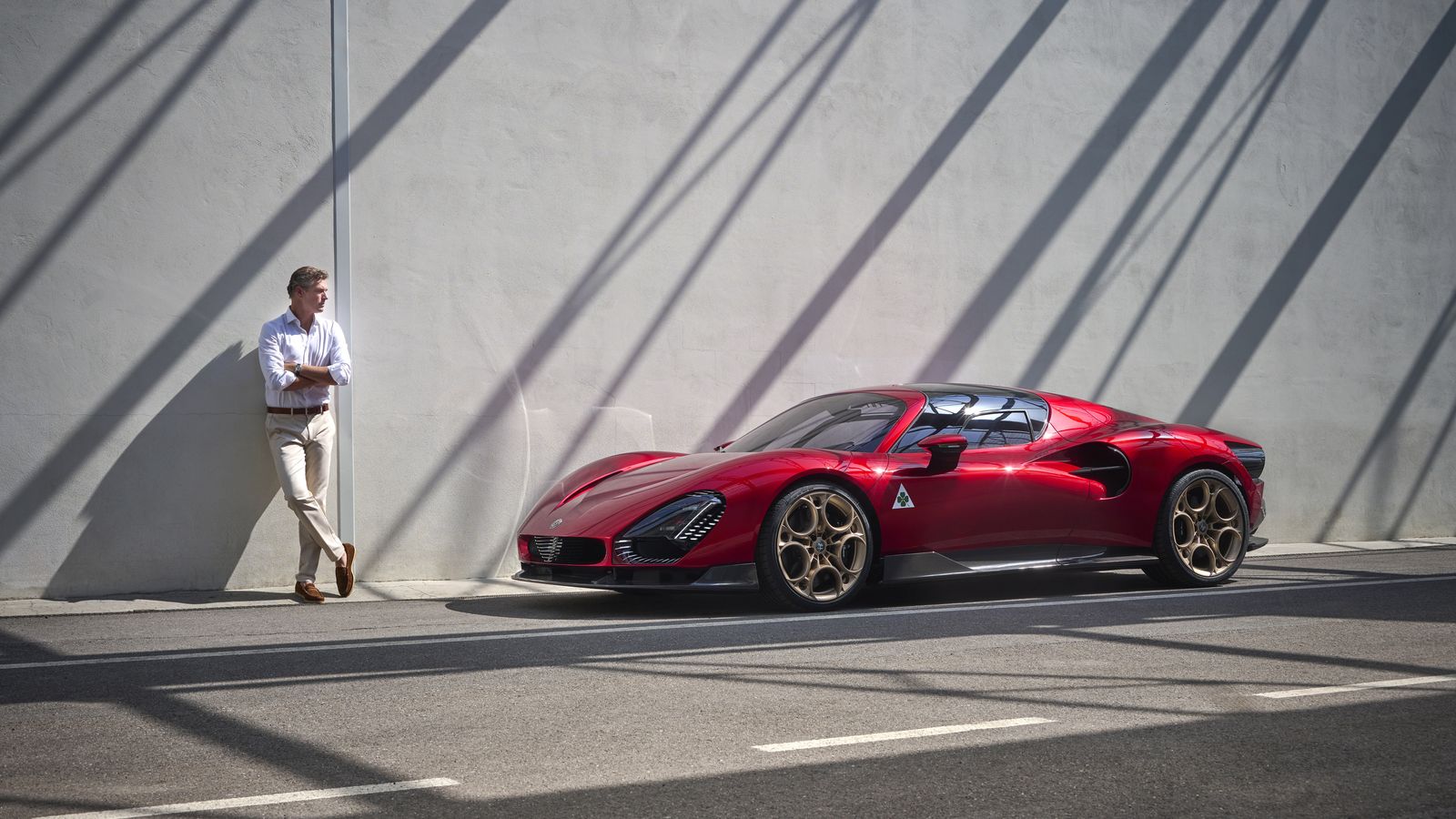 El nombre de 33 Stradale vuelve a Alfa Romeo, ahora en forma de un coupé considerablemente más grande: éste mide 4,64 m de largo, 1,23 de alto y 1,97 de ancho.