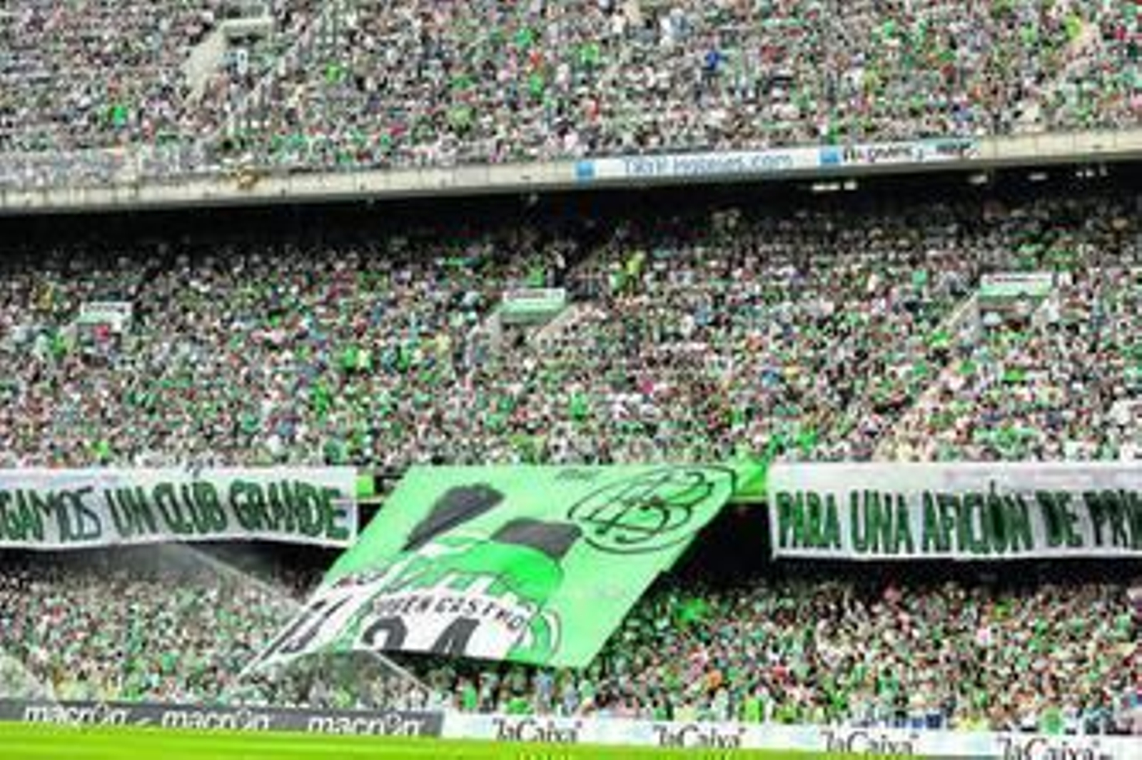 "Hagamos un club grande para una afición de Primera", se leía en una de las pancartas que adornaron la grada.