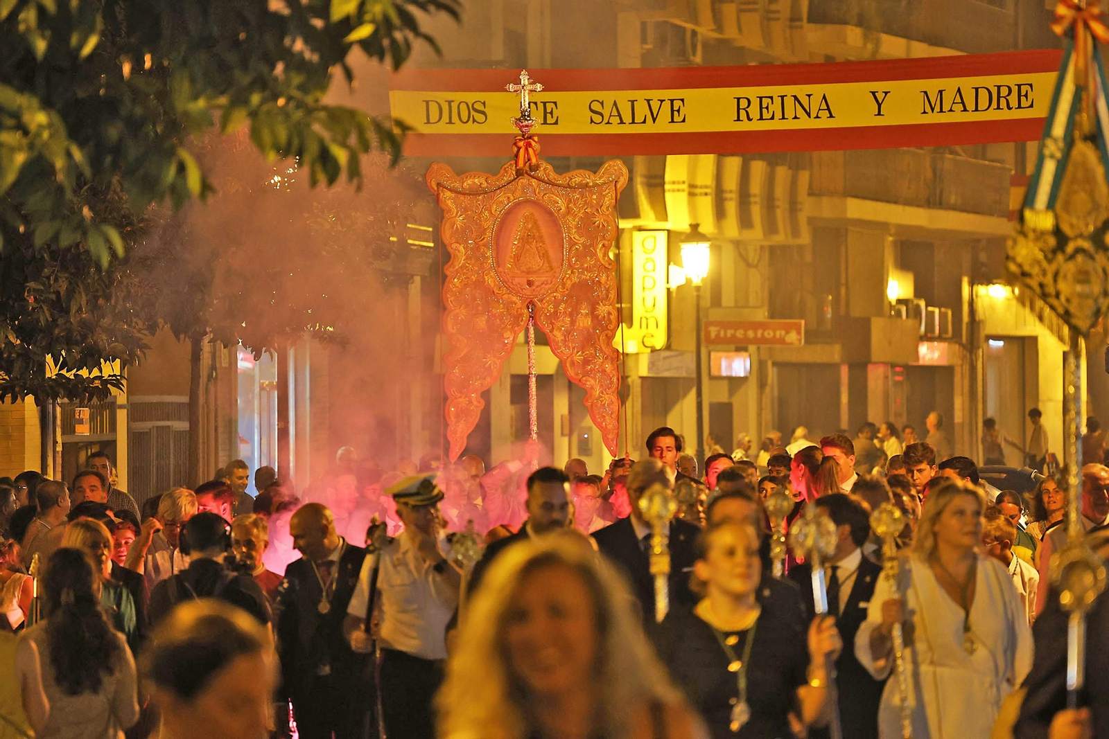 Imágenes del regreso de las hermandades a Emigrantes al finalizar el Rosario Jubilar rociero
