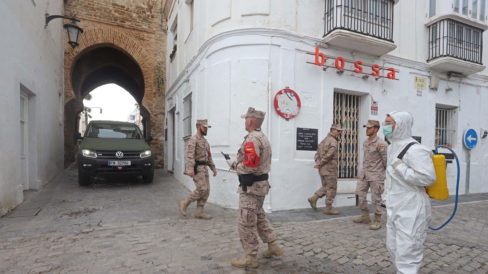 Fotos de las tareas de desinfección y limpieza de la Infantería de Marina en Tarifa