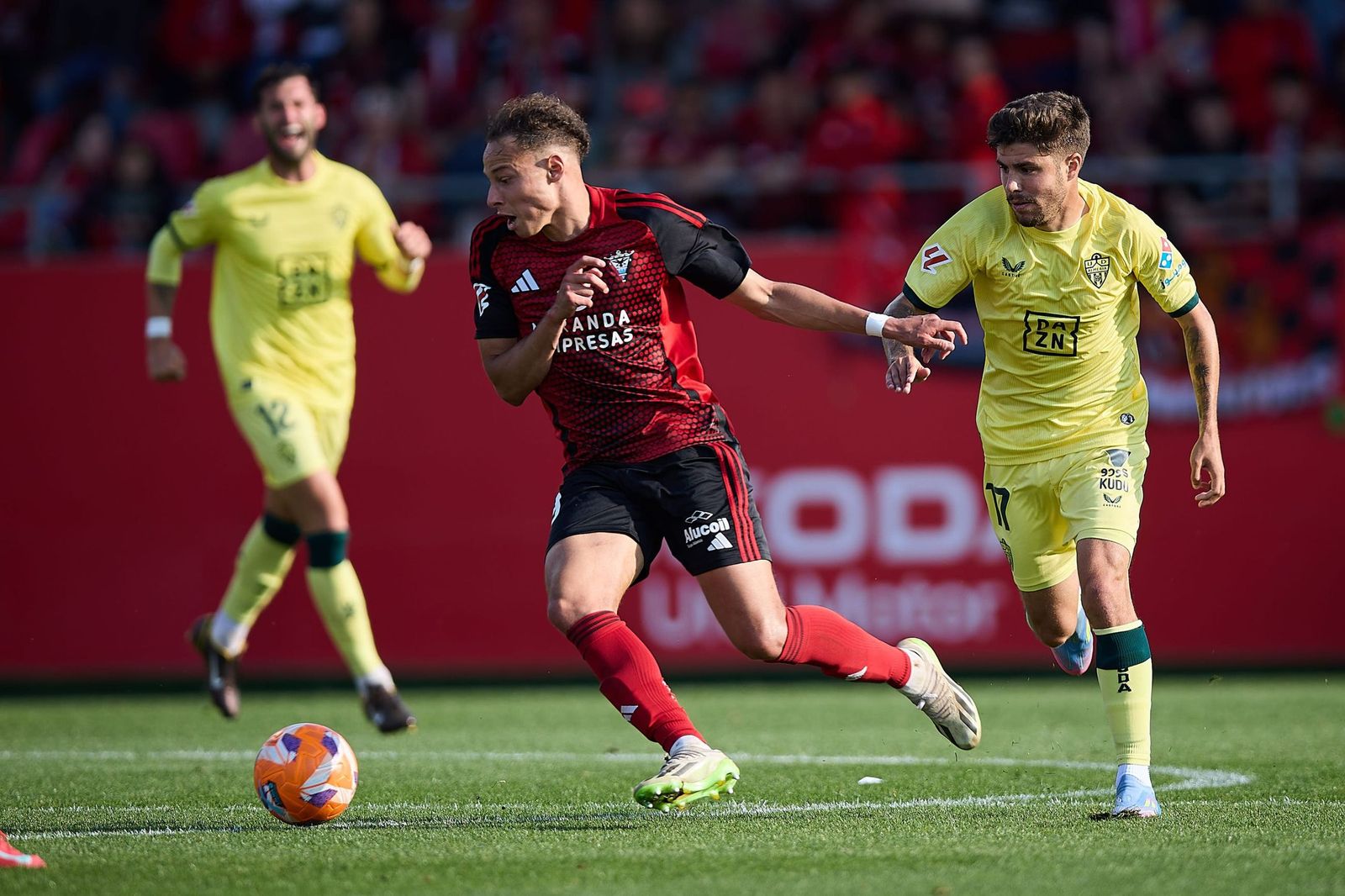 Pozo persigue a un rival durante la visita de los almerienses de la pasada temporada a Anduva.