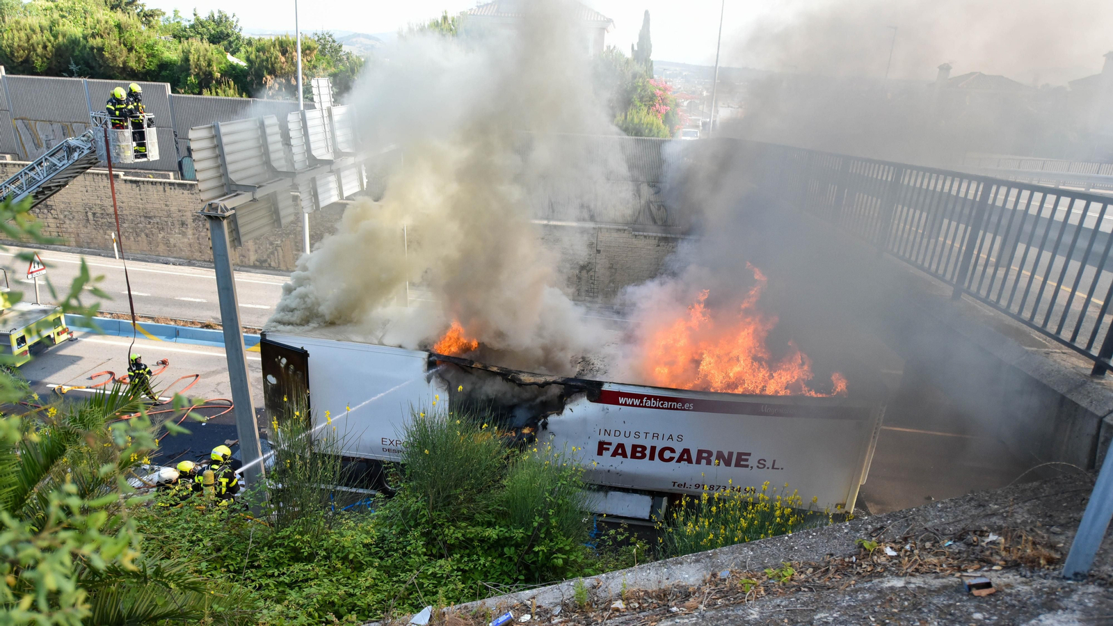 Las fotos del incendio de un camión en el Acceso norte al Puerrto de Algeciras