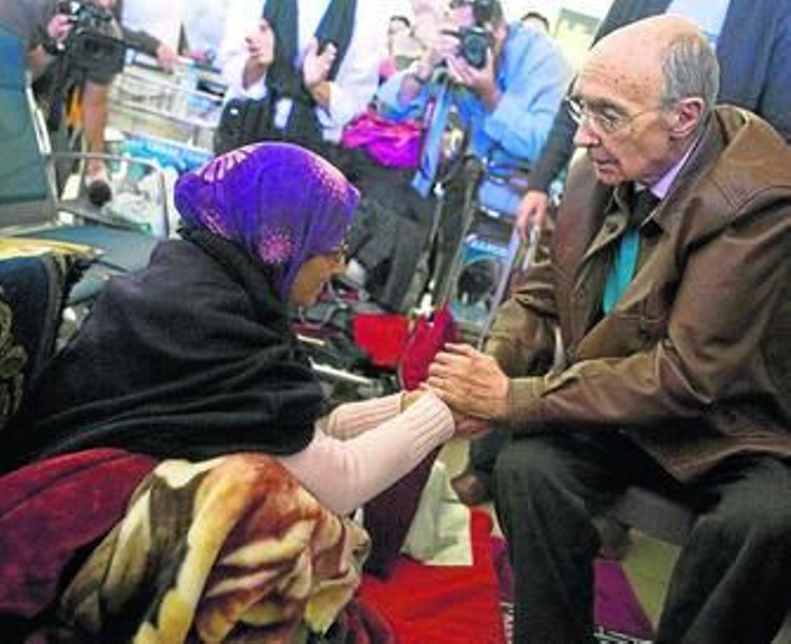 El Nobel José Saramago saluda a Haidar en Lanzarote, el martes.
