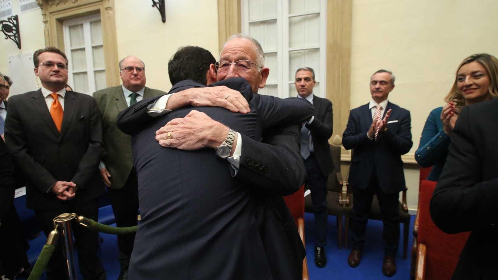 Javier García se fundió en un emotivo abrazo con Gabriel Amat