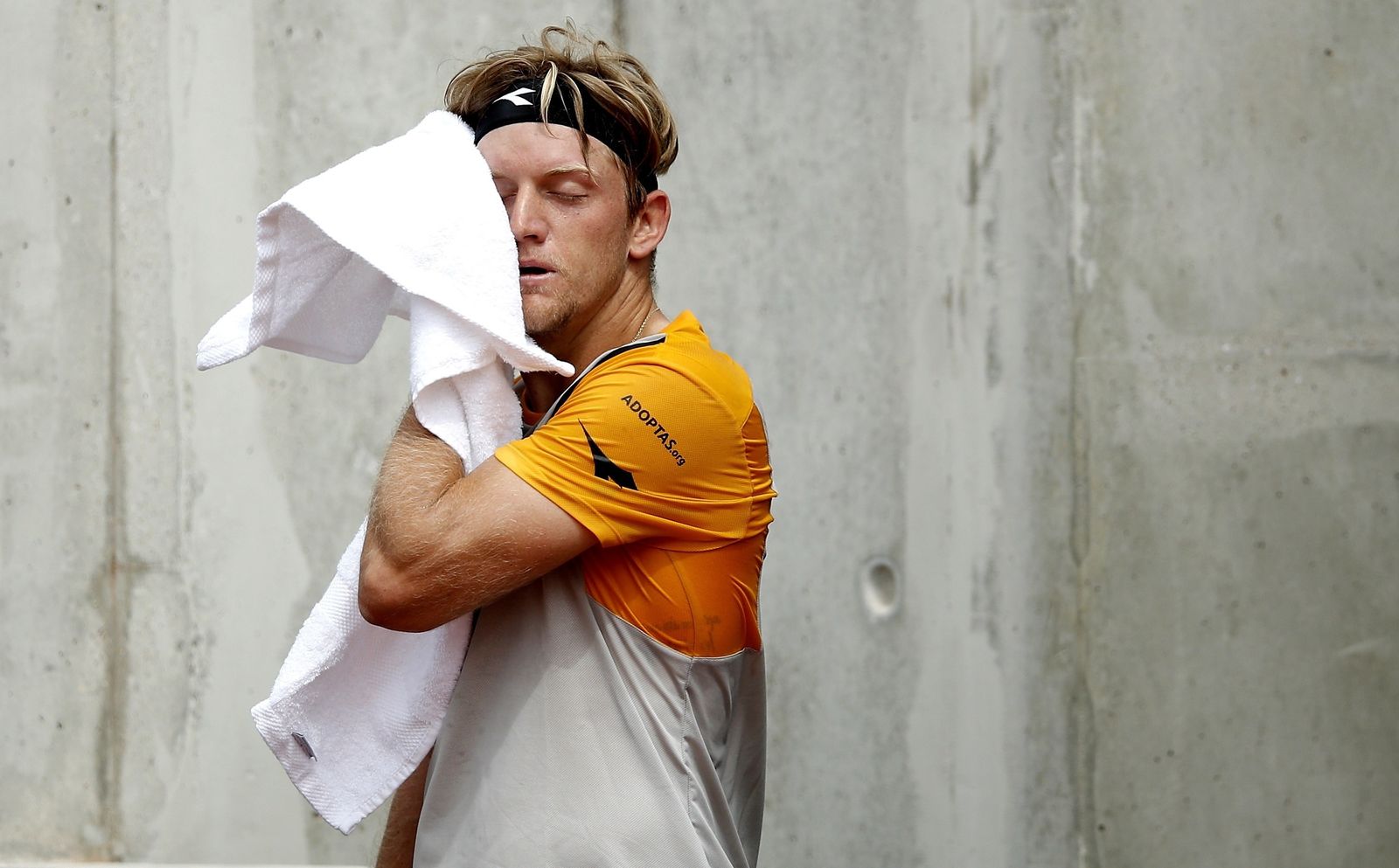 Davidovich se limpia el sudor con una toalla.